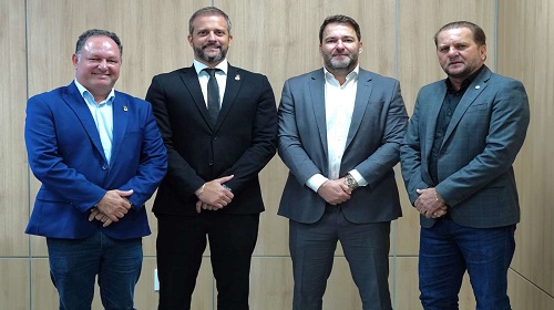 Um assunto que tem levado preocupação a muitas famílias de Rondônia, voltou a ser discutido, na tarde desta quarta-feira (22), no Plenarinho 2 da Assembleia Legislativa de Rondônia (Alero). Os deputados estaduais que participam da Comissão Parlamentar de Inquérito (CPI), instalada na Casa de Leis para investigar a criação de onze unidades de conservação no Estado, se reuniram para tratar do assunto. O encontro foi presidido pelo deputado estadual Alex Redano (Republicanos) e contou com a participação dos parlamentares: Cirone Deiró (União Brasil), Delegado Lucas (PP) e Pedro Fernandes (PTB). Durante a reunião foi decidido que eles voltariam a se encontrar novamente, no dia 13 de dezembro (quarta-feira), às 15h30, no mesmo local. Nesse novo encontro ficou decidido que 12 moradores dessas reservas seriam convidados a participar para relatarem sobre todo o processo que estão enfrentando com a criação dessas áreas de preservação ambiental. A intenção é ouvir pessoas que moram em todas as reservas. Os escolhidos, nesse primeiro momento, para se encontrarem com os parlamentares na próxima reunião da CPI são trabalhadores provenientes das seguintes áreas: Área de Proteção Ambiental do Rio Pardo (Porto Velho e Buritis); Floresta Estadual do Rio Pardo (Porto Velho e Buritis); e Estação Ecológica Umirizal (Porto Velho). Deputado Lucas observou que é necessário ouvir as pessoas que moram nas reservas ambientais (Foto: Rafael Oliveira I Secom ALE/RO) O presidente da CPI, Alex Redano, afirmou que o grupo está com as atenções voltadas para pontos que foram ignorados, no momento da criação dessas áreas pelo governo Confúcio Moura. “Estamos focados e centrados em provar algumas questões que não foram focadas durante a criação das reservas. Não seguiram os trâmites de criação dessas áreas. Na época, houve uma mudança na legislação de que decretos desse tipo deveriam passar pela Assembleia Legislativa, e não houve isso. Nós não podemos errar e não seguir o devido processo legal. Se não fizermos isso, a CPI pode ser anulada”, declarou. O deputado Delegado Lucas observou que é necessário que se comece o quanto antes a ouvir as pessoas que moram nessas reservas. Os relatos serviram de subsídios para o relatório final da CPI. Já o deputado Pedro Fernandes afirmou que ao se ter contato com o documento de criação das onze reservas, encontra-se uma série de incongruências. Ele disse que precisam ser apuradas para se entender como se deu esse processo. “Ao ler o texto, percebe-se que há erros na criação das reservas. Agradeço aos outros parlamentares que estão contribuindo para essa CPI”, finalizou. Deputados participaram do encontro na tarde desta quarta-feira (Foto: Rafal Oliveira I Secom ALE/RO) Texto: Ivanilson Tolentino I Secom ALE/RO Foto: Rafael Oliveira I Secom ALE/RO