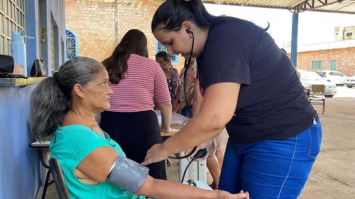 Nesta terça-feira (14) é celebrado o Dia Mundial do Diabetes. Na capital, a Prefeitura de Porto Velho, através da Secretaria Municipal de Saúde (Semusa), desenvolve trabalhos de combate, tratamento e conscientização sobre a doença. Uma dessas atividades é o Hiperdia, programa do Ministério da Saúde que é executado pela pasta desde 2017. O que é Diabetes? Segundo o Ministério da Saúde, o Diabetes Mellitus (DM) é uma síndrome metabólica de origem múltipla, decorrente da falta de insulina e/ou da incapacidade de a insulina exercer adequadamente seus efeitos. A insulina é produzida pelo pâncreas e é responsável pela manutenção do metabolismo da glicose. A falta desse hormônio provoca déficit na metabolização da glicose e, consequentemente, o diabetes, que caracteriza-se por altas taxas de açúcar no sangue (hiperglicemia) de forma permanente. Prevenção Para levar uma vida tranquila, o paciente com diabetes precisa seguir o tratamento corretamente. Esse trabalho significa manter uma vida saudável, com alimentação adequada e prática de atividades físicas, para evitar diversas complicações que surgem em consequência do mau controle da glicemia. Muitas vezes, o diabetes é diagnosticado em pessoas que já têm histórico familiar da doença. Por isso, especialistas afirmam que a melhor forma de evitar a doença é trabalhando com a prevenção. Segundo a coordenadora do Programa Hiperdia, do Departamento de Atenção Básica (DAB) da Semusa, Soraya Dalboni, esses serviços preventivos estão disponíveis em todas as unidades de saúde do município, seja na zona urbana ou rural. “Se o paciente sabe que alguém na família tem ou já teve o diabetes, o mais recomendado é fazer exames de rotina constantemente, e todos são realizados na Atenção Primária de Saúde”, destaca Soraya. Aos 64 anos, a dona Maria do Carmo Góes faz questão de trabalhar nesse processo de prevenção. Ela não tem diabetes e nem hipertensão, mas participa do Programa Hiperdia, na Unidade de Saúde da Família Renato Medeiros, há mais de dois anos. O objetivo é manter a vida saudável. “Prevenir e cuidar é muito importante. Eu não sou diabética e nem hipertensa, mas sou acompanhada pelo programa e eu acho muito bom, pois já estou idosa e eu quero estar na terceira idade de forma sadia. Por isso, toda vez que eles realizam essa atividade eu venho, eu só tenho a agradecer”, declarou dona Maria do Carmo. Os serviços desenvolvidos pela Prefeitura de Porto Velho mostram o compromisso do município no combate à doença. No entanto, mais do que fazer frente ao diabetes, a Secretaria Municipal de Saúde trabalha também com o tratamento, proporcionando a essas pessoas, já acometidas com a síndrome, qualidade de vida. Prova disso é o programa Hiperdia. As atividades desenvolvidas pela estratégia chegaram, como uma luz para a dona Maria de Fátima Frota. “Eu já participo do Hiperdia há muitos anos. Esse programa é uma das melhores coisas na minha vida. Eu digo isso porque hoje, graças a Deus, eu posso dizer que estou bem. Através desse programa, a gente aprende muitas coisas. Eu, por exemplo, usava sempre o azeite errado para fritura, mas com a orientação da equipe aqui da Unidade Renato Medeiros, eu aprendi. Sem contar os outros aprendizados”, relata dona Maria de Fátima Em Porto Velho, aproximadamente 35 mil pacientes, entre diabéticos e hipertensos, são acompanhados pela Semusa, sendo que 9.118 são diabéticos e 25.067 hipertensos. Nesse acompanhamento realizado pelo Hiperdia, as pessoas participam de encontros rotineiramente onde, geralmente, são oferecidos exames como: - Aferição de pressão; - Testes de glicemia; - Testes rápidos para HIV, Hepatite B e C e Sífilis; - Exame de oximetria; - Palestras sobre alimentação saudável; - Distribuição de cadernetas do idoso; - Entre outros. “Nas nossas unidades, as equipes médicas realizam rotineiramente essas atividades para que essas pessoas sempre estejam atualizadas sobre orientações sobre nutrição, uso de medicação, atividades físicas, e vida saudável. É uma ação completa em busca pela vida”, diz Soraya. O programa realizado em todas as Unidades de Saúde do município, tem espaço aberto para quem deseja participar e seguir uma vida mais tranquila. Na USF Nova Floresta, por exemplo, o serviço é ampliado para mais próximo da comunidade e é oferecido no pátio de uma igreja da região. Segundo a médica de saúde da família, Keylla Nóbrega, essa atividade é importante para garantir a qualidade de vida da população. “A gente faz com que a comunidade procure o serviço e, através desse encontro, os idosos conhecem e participam das nossas atividades. São serviços de orientação, atendimentos médicos e outros”, destacou Keylla Nóbrega. Os interessados no atendimento podem comparecer à unidade mais próxima de sua residência portando os seguintes documentos: RG, CPF, cartão do SUS, comprovantes de residência, receita e laudo médico que ateste a condição de saúde. Texto: João Muniz Fotos: João Muniz/SMC Superintendência Municipal de Comunicação (SMC)