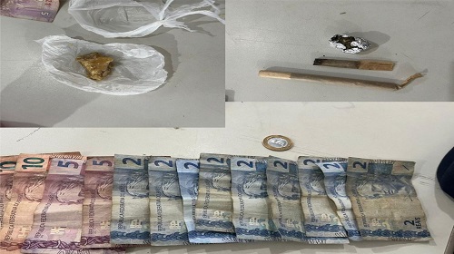 Drogas semelhantes ao crack e a maconha foram apreendidas durante patrulhamento na tarde de segunda-feira, 13, no município de Ariquemes. Uma mulher, de 24 anos, foi presa. A ação foi efetuada por policiais militares da Patrulha de Trânsito do 7º Batalhão da Polícia Militar (7º BPM). A equipe da PTran durante o patrulhamento próximo à praça pública ao lado da rodoviária percebeu a atitude suspeita de uma mulher que estava com uma mochila nas costas e decidiu efetuar a abordagem. Dentro da mochila havia duas porções de drogas, uma pedra semelhante ao crack e uma à maconha, dois cigarros de maconha e mais de quarenta reais em espécie. A mulher disse à Polícia Militar que é usuária de drogas, porém para custear seu vício ela faz a venda de entorpecente. Diante do flagrante, a mulher e a droga apreendida foram apresentadas à delegacia para medidas que o caso requer. Texto: P-5 do 7º BPM / cabo PM Dos Anjos Fonte e foto: Boletim de ocorrência