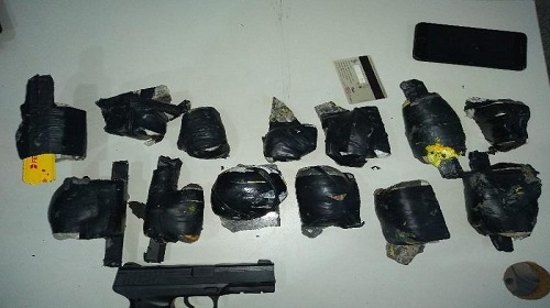 A ação de policiais militares do 7º Batalhão da Polícia Militar (7º BPM) na sexta-feira, 10, evitou o arremesso de drogas, serras e outros aparelhos para o interior do Centro de Ressocialização de Ariquemes-RO. Um homem foi preso. Há indícios que os objetos seriam destinados a uma facção criminosa. Uma equipe do Núcleo de Inteligência do 7º BPM ao saber da situação efetuou diligências, e no final da tarde, encontraram no bairro Setor 02 o suspeito com uma mochila nas costas. Então, com auxílio dos policiais do Patrulhamento Tático Móvel (Patamo) realizaram a abordagem, porém ele fugiu para dentro de uma residência, local onde foi interceptado. No quarto do suspeito, os policiais militares encontraram um simulacro de arma de fogo, diversas capinhas de celular e uma mochila com vários objetos, entre eles, um pedação de serra, pedaços de mármore. Foram encontradas ainda, diversas porções de droga semelhante à maconha e também fumo, onde a maioria estava embalada junto a serras. Sobre os objetos, o jovem de 23 anos, alegou que eles seriam arremessados para o interior do Centro de Ressocialização de Ariquemes-RO. Ele ainda acrescentou que os ocupantes da casa não tinham conhecimento do fato. Diante do flagrante, ele foi detido e apresentado à Unidade Integrada de Segurança Pública (Unisp) de Ariquemes juntamente com todo o material apreendido. Texto: P-5 do 7º BPM / cabo PM Dos Anjos Fonte e foto: Boletim de ocorrência