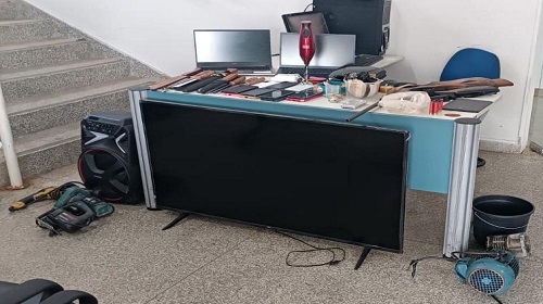 Após denúncia, policiais militares do 7º Batalhão da Polícia Militar prenderam um trio por tráfico de drogas. A ação que apreendeu drogas análogas à maconha, ao skank e ao crack, aconteceu nesta quinta-feira, 16, em Ariquemes e contou com apoio do cão farejador do Canil do 7º BPM. No local, também foram apreendidas armas de fogo e recuperados vários objetos. A informação chegou à Polícia Militar que em uma residência no bairro Apoio Social estava sendo utilizada para venda de entorpecentes e armazenamento de objetos roubados/furtados. A denúncia, ainda, apontava com detalhes algumas ações dos integrantes desta residência. No local, no primeiro momento os policiais militares encontraram três suspeitos, e na residência porções de drogas semelhantes ao Skank e ao crack, e uma bicicleta furtada. Diante da suspeita de na casa haver entorpecentes escondidos, o Canil do 7º BPM foi acionado. O cão farejador Radar sinalizou que no telhado havia indícios de ter drogas, então, um policial subiu em uma escada e localizou escondido no telhado mais drogas, sendo um tablete de skank e um de crack. Ainda na residência, os policiais encontraram duas armas de fogo do tipo espingarda – sendo uma delas sem o cano, 11 cartuchos, uma pistola de ar comprimido, dez facas, dois notebook, sete celulares, duas caixas de som, uma televisão, outra bicicleta, balança de precisão, várias ferramentas e dinheiro em espécie. Dois dos envolvidos neste flagrante já têm passagens criminais pelos crimes de tráfico de drogas, roubo e receptação. Diante dos indícios, o trio foi detido e apresentado à delegacia juntamente com todo o material apreendido. Texto: P-5 do 7º BPM / cabo PM Dos Anjos Fonte e foto: Boletim de ocorrência