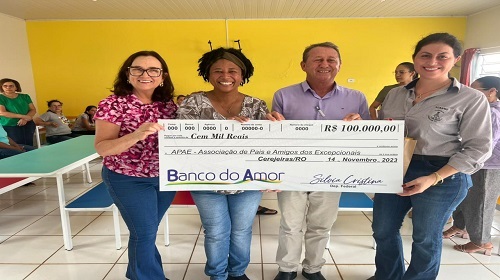 Recursos contemplam Lar do Idoso em Cacoal, as Apaes de diversos municípios, além da saúde e infraestrutura A deputada federal Sílvia Cristina (PL) aproveitou a semana para uma agenda cheia de trabalho por diversos municípios de Rondônia, levando benefícios, se reunindo com lideranças e a comunidade, prestando contas do mandato em entrevistas e reafirmando compromissos de seguir atuando de forma municipalista, priorizando investimentos em saúde, infraestrutura, no social e na agricultura. "O nosso mandato não é de gabinete, de ficar esperando. É claro que estamos sempre de portas abertas para todos, mas gostamos de ir aos municípios, acolher as demandas, acompanhar as obras e ações que asseguramos, e reafirmar as parcerias com os municípios, para levar benefícios que possam, efetivamente, chegar a quem mais precisa. É como sempre afirmo: só faz sentido estar na política se for para ajudar a melhorar a vida das pessoas!", disse a deputada. Presidente Médici A parlamentar iniciou o seu trabalho em Presidente Médici, onde vistoriou as obras de pavimentação asfáltica de mais de cinco quilômetros, após ela ter destinado R$ 3 milhões em investimentos, atendendo ao pedido dos vereadores e parceiros Bia, Alessandro, Benito, Ailton e Juraci. "As máquinas já estão trabalhando nas obras de asfaltamento que deixam a cidade mais bonita, valoriza os imóveis e acaba com os buracos, a lama e a poeira", disse a deputada, que vistoriou os trabalhos junto com o prefeito Edilson Alencar e o vice-prefeito Zé Carlos do Morumbi. Ministro Andreazza Em Ministro Andreazza, a parlamentar participou da entrega de um micro ônibus para atender o transporte de pacientes que precisam fazer tratamento fora do município. "Foram R$ 600 mil investidos, através de emenda nossa, atendendo ao pedido do vereador Alex e da coordenadora voluntária do Hospital do Amor em Andreazza, a Marli. Agradecemos à parceria do prefeito Mila, do vice-prefeito Fofão e de toda a equipe da prefeitura, para liberar o convênio", pontuou a deputada. O deputado estadual Cássio Gois e a vereadora Mariana também prestigiaram a entrega. Michelle Bolsonaro Em meio à agenda nos municípios, no programa da Bonita da última sexta-feira (17), a sempre primeira-dama Michelle Bolsonaro foi a entrevistada, na rádio Plan FM de Ji-Paraná, do meio-dia às 13 horas. Ela é a presidente Nacional do PL Mulher e contou sobre os desafios de consolidar a participação feminina na política, além de estimular mais mulheres a participar das eleições e das decisões partidárias. Cacoal Já em Cacoal, a parlamentar fez a entrega do cheque simbólico de R$ 100 mil para a Casa de Acolhida São Camilo, o conhecido Lar do Idoso. O investimento, realizado pelo segundo ano consecutivo, vai ajudar a custear as despesas da instituição, que acolhe cerca de 80 idosos. "O recurso atende ao pedido do vereador e parceiro Romeu e também à amiga Áurea, que nos apresentou esse trabalho tão lindo. Reconheço e parabenizo a dedicação da diretora, a Santa Selma, como é carinhosamente chamada e ela nos revelou que neste ano, graças a esse e outros investimentos, foi de fartura para o atendimento dos idosos, o que nos deixa muito felizes", disse Sílvia, que agradeceu ao prefeito Adailton Fúria, à primeira-dama Joliane, à secretária de Assistência Social, Marilante e também aos deputados estaduais Cássio Gois e Cirone Deiró. Vilhena Em Vilhena, mais um momento especial. Acompanhada do prefeito Delegado Flori, Sílvia Cristina participou da entrega de R$ 1 milhão para fortalecer o atendimento no Centro Especializado em Reabilitação (CER), que atende a uma média de 8 mil procedimentos ao mês, e também a outras unidades de saúde do município. Após uma reunião no gabinete do prefeito, Sílvia Cristina fez uma vistoria nas obras do Centro de Prevenção ao Câncer. "A nossa parceria com Vilhena tem gerado ações importantes para a população. Uma das principais conquistas é a chegada do Centro de Prevenção de Câncer de mama, do colo uterino e de boca. Destinamos os recursos e visitamos as obras de adequação do prédio cedido pela prefeitura. No futuro, também terá atendimento para câncer de pele", reforçou. A deputada visitou a Casa de Apoio Amor e Vida, conhecendo o projeto Associação Desportiva Missão, que é uma escolinha de futebol do pastor Adelar Machado, que a recebeu junto com a sua esposa, a pastora Claudia Galvani, além da Noeli e do professor Geovani. Ela ainda concedeu entrevistas. A vereadora Nica e os amigos Pereira e o Junior a acompanharam. Cerejeiras Como madrinha das Apaes de Rondônia, Sílvia Cristina tem destinado recursos para apoiar as ações da instituição, que faz um trabalho de excelência. "Entregamos o cheque simbólico de R$ 100 mil para a Apae de Cerejeiras, onde fomos recebidas pela presidente Rosana Duda e a diretora Gisleine da Cruz. Agradecemos à prefeita Lisete Marth e toda a sua equipe, pela agilidade na liberação do convênio e ao nosso parceiro, o vereador Eloi e ao amigo Jandir". A deputada participou ainda de um jantar e uma reunião na casa do vereador Eloi, onde reafirmou o compromisso com o município e se colocou à disposição da comunidade. Colorado do Oeste Em Colorado do Oeste, a entrega do cheque simbólico de R$ 100 mil para a Apae, permitindo a compra de material pedagógico e a contratação de pessoal de apoio, emocionou a todos. "Sou madrinha das Apaes em Rondônia e fico muito alegre em poder contribuir com essa instituição maravilhosa! A emoção da Maria, presidente da Apae de Colorado do Oeste, comprova que as ações de nosso mandato de fato chegam para quem precisa", completou a deputada. Em Colorado, a parlamentar foi recebida pelo vice-prefeito João Fórmula 1, o ex-prefeito Josemar Beato e os vereadores João Vitor e Fabio, além do amigo Silas, tesoureiro da Apae. Cabixi A Apae de Cabixi também foi contemplada com R$ 100 mil para apoiar as ações dessa entidade, que presta um trabalho lindo e reconhecido por todos. O recurso será utilizado no custeio e na manutenção, para que o atendimento seja realizado com a excelência de sempre. Sílvia Cristina foi recebida pelo presidente da Apae, Carlinhos Santiago, e a diretora Hosana, junto com alunos, familiares e professores. O prefeito Izael, a vereadora Juciele de Carli e o secretário de Agricultura do município, Imar também prestigiaram a solenidade. Corumbiara Em Corumbiara, a deputada participou da entrega de três veículos para reforçar o atendimento na saúde do município, adquiridos através de emenda destinada por ela. "Agora, quem precisa se deslocar para atendimento à saúde fora do município, tem mais conforto e segurança. Agradeço pela celeridade e seriedade da prefeitura na execução dos convênios". O prefeito Leandro agradeceu por mais esse benefício, que foi um pedido do vereador Caveirinha, e do coordenador municipal do Hospital do Amor, Alessandro Ciconello. O vice-prefeito Marcelo também estava presente à solenidade. Fonte: Assessoria