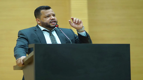 Na busca pela valorização dos profissionais que compõem a segurança pública em Rondônia, o deputado estadual Edevaldo Neves (Patriota) tem se destacado como uma voz ativa e comprometida com a causa. Reconhecendo a importância vital de cada uma das categorias que atuam na linha de frente da segurança do estado, o parlamentar que é policial penal de carreira, direciona esforços para garantir melhores condições salariais para a Polícia Penal, Polícia Militar, Polícia Civil, Bombeiro Militar e os Agentes de Segurança Socioeducativos. Embora todas essas profissões desempenhem papéis fundamentais na preservação da ordem e segurança, é crucial destacar o contexto desafiador enfrentado pela Polícia Penal. Considerada uma das profissões mais perigosas do mundo, esses profissionais operam em um ambiente de alto risco diariamente. Surpreendentemente, enfrentam uma disparidade salarial significativa em comparação com outras carreiras no país, o que tem gerado descontentamento e desmotivação na categoria. O comprometimento do governador Marcos Rocha (União Brasil) com a segurança pública é evidente, e o deputado Edevaldo Neves saúda a atenção dada por ele a essa questão crucial. Edevaldo Neves aguarda com expectativa o envio do projeto de reestruturação salarial ainda este ano, e está confiante de que, com a aprovação, os policiais penais de Rondônia finalmente receberão o reconhecimento e valorização que merecem. Além da Polícia Penal, Edevaldo Neves também defende veementemente a valorização dos Agentes de Segurança Socioeducativos, profissionais que desempenham um papel crucial na ressocialização e reabilitação de jovens em conflito com a lei. Reconhecer a importância desses agentes é vital para garantir um ambiente seguro e propício à recuperação dos jovens envolvidos no sistema socioeducativo. A valorização salarial não apenas reconhece o mérito desses agentes, mas também contribui para um estado mais seguro e eficaz para todos os cidadãos. O parlamentar reforça o compromisso de continuar trabalhando incansavelmente para que esses profissionais recebam o devido reconhecimento e remuneração condizente com a relevância de seu trabalho. A sociedade, por sua vez, deve apoiar e reconhecer a importância dessas iniciativas em prol da segurança pública de Rondônia. Texto e foto: Assessoria parlamentar