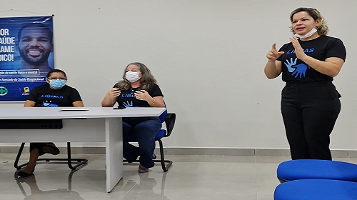 Cerca de 60 servidores da Secretaria Municipal de Saúde (Semusa) iniciaram, nesta segunda-feira (6), o Curso de Língua Brasileira de Sinais (Libras), promovido pela Secretaria Municipal de Administração (Semad), por meio do Departamento de Capacitação e Treinamento (DCT). A capacitação da primeira turma segue até a próxima sexta-feira (10), das 8h às 12h, na Escola do Legislativo. Para a segunda turma da Semusa, o curso acontece de 20 a 24 de novembro, no mesmo local. Para os profissionais da Semusa, a formação tem como principal objetivo o aperfeiçoamento de conhecimento, uma vez que todos os inscritos já foram certificados em Noções Básicas de Libras, treinamento promovido pela Semusa, através da Divisão Gestora de Educação Permanente (Dgep), desde 2021. Até o momento, 209 servidores já se formaram e estão atuando na facilitação do diálogo com a comunidade surda em diferentes unidades de lotação. Valéria Albuquerque, que atua no Departamento de Regulação Avaliação e Controle (Drac) da Semusa, é uma das inscritas na formação. Segundo ela, a busca por aprofundar o conhecimento em Libras é fundamental para promover um atendimento melhor à população. “Me inscrevi para aprimorar os conhecimentos que já tenho em Libras. Atuamos numa área sensível, que requer trato e sigilo com as informações de saúde do paciente e, para isso, temos que ser, cada vez mais, capacitados da língua de sinais, para proporcionar a inclusão que nossos pacientes necessitam”, aponta Valéria, que ainda manifesta o desejo de passar pelo nível intermediário e avançado em Libras. Angelita Mendes, gerente do Dgep, enfatiza que a Semusa tem se preocupado em garantir um atendimento mais acolhedor e humanizado ao paciente surdo, através das capacitações dos servidores. “Com conhecimento, nossos servidores terão mais segurança em orientar os pacientes surdos, seja informando sobre um tratamento quanto a importância de se seguir com determinados cuidados ou até mesmo auxiliando no entendimento sobre a gravidade de um problema de saúde, que porventura possa ter surgido. São ações importantes, como essa, que impactam e garantem a acessibilidade aos usuários do nosso sistema público de saúde”, finaliza Angelita. Texto: Luciane Gonçalves Foto: Semusa Superintendência Municipal de Comunicação (SMC)