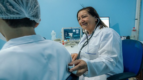 O prefeito de Porto Velho, Hildon Chaves, anunciou o repasse complementar do piso da enfermagem que será pago neste mês de novembro. Segundo o prefeito, os repasses referentes aos meses de maio, junho, julho, agosto e setembro serão pagos pela Prefeitura no dia 10 de novembro. O complemento do piso da enfermagem foi anunciado pelo Governo Federal em 2022 e atende quatro categorias: enfermeiros, técnicos de enfermagem, auxiliares de enfermagem e enfermeiros do trabalho. A determinação entrou em vigor em maio deste ano, mas o primeiro recurso disponibilizado pelo Ministério da Saúde não foi suficiente para o pagamento dos profissionais, pois não contemplou a maioria dos servidores municipais. Após intervenção da Secretaria Municipal de Saúde (Semusa), os valores foram corrigidos pelo Governo Federal. “No dia 10 de novembro, o município de Porto Velho vai fazer os repasses referentes aos meses de maio, junho, julho, agosto e setembro. Esse repasse sempre será feito em folha complementar. Assim que o Ministério da Saúde fizer os repasses de outubro e novembro, faremos o pagamento aos servidores, e assim sucessivamente. Cabe destacar que esses repasses feitos pelo Governo Federal são calculados e já direcionados ao CPF de cada trabalhador”, anunciou o prefeito. Texto: SMC Foto: Wesley Pontes Superintendência Municipal de Comunicação (SMC)