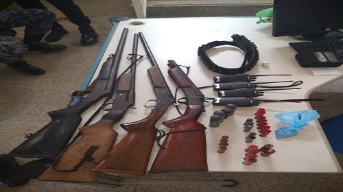 Na manhã de terça-feira, 15, a Polícia Militar do Estado de Rondônia após receber denúncia de um possível arsenal de fabricação de armas caseiras na zona rural da cidade de Ariquemes, próximo a um bar localizado no KM 50, RO 257, prendeu três suspeitos por posse ilegal de arma de fogo. Quatro armas do tipo espingardas foram apreendidas. Com base nas informações a guarnição deslocou-se até o local, e ao chegarem entraram em contato com o proprietário , este autorizou a entrada dos militares para fazerem uma averiguação na residência. Durante a varredura, foram localizadas duas espingardas: uma calibre 16 e uma calibre 32 no quarto do homem, seis munições calibre 16 e quatro munições calibre 32, um tubo de plástico contendo 10 capas de espoletas, um metal para recarregar as munições, 19 chumbeiras e quatro rádios portáteis. Diante da situação o proprietário informou que não possui qualquer registro de arma de fogo e alegou ter comprado de outras pessoas, mesmo sabendo da irregularidade das armas. Ele também relatou que alguns moradores próximos a suas residências estariam trabalhando em uma área de mata próxima e que estariam portando armas de fogo. Mais armas Os policiais militares continuaram com as diligências e entraram na mata. No meio do percurso, pouco mais de 01 km, foram encontradas mais duas pessoas, e próximo a elas, escorada em uma árvore, foi encontrada uma espingarda calibre 32, sem numeração e sem marca/modelo, e próximo a arma, havia uma sacola plástica contendo duas munições recarregadas, sete capsulas plásticas e duas cápsulas de metal. Ao serem indagados sobre a arma, um deles afirmou ser o dono. Questionado sobre onde estavam acampados, informaram que estavam em barracas de camping, protegidas por um abrigo de palha, por onde a guarnição havia passado durante o trajeto. Perguntado sobre outras armas, o outro homem informou que estava com outra espingarda no interior da sua barraca. Feita uma averiguação no local do acampamento vindo a encontrar uma espingarda calibre 32, de cano curto, sem numeração e sem marca/modelo, com uma munição intacta na câmera. Diante dos fatos os suspeitos foram conduzidos a Unisp para as devidas providências. Texto: P-5 do 7º BPM / PVSA Letícia Fonte e fotos: Boletim de Ocorrência