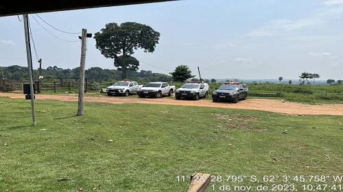 A fazenda Capão da Onça, no município de Nova Brasilândia, Rondônia, por decisão judicial foi reintegrada em maio de 2022, quando a Polícia Militar de Rondônia deu apoio ao oficial de Justiça para cumprimento da determinação judicial. Nesta terça-feira, 1 de novembro, a Polícia Militar tomou conhecimento da instalação de abrigos provisórios, supostamente por pessoas com o objetivo de invadir a área. Para o local, foram descoladas equipes de policiais militares do 10º e 11º Batalhões com o objetivo de impedir que novamente a fazenda seja invadida. video onça De acordo com informações do 10º Batalhão, em Rolim de Moura, a Polícia Militar realizava, após o cumprimento da ação, patrulhamento no local, para que não acontecesse nova invasão. Porém, em janeiro deste ano, algumas pessoas estavam se preparando para invadir, mas depois de entendimentos com os policiais militares, eles saíram voluntariamente. Novamente, hoje, 1 de novembro, foram vistas barracas de lona instaladas na área da fazenda. As equipes da Polícia Militar – 10º e 11º Batalhões – foram ao local e, após entendimentos com os supostos invasores, estes saíram pacificamente da área. Fonte: SITE/PMRO