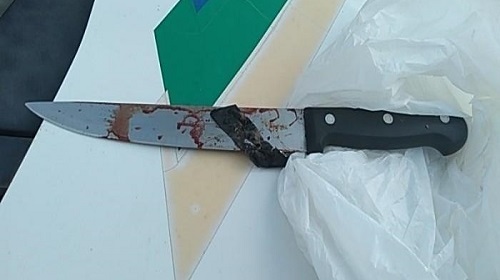 Na tarde de domingo, 19, Policiais do 3º Batalhão de Polícia Militar prenderam um suspeito logo após a prática de um homicídio no município de Vilhena. O homem foi apresentado na Unidade Integrada de Segurança Pública (Unisp) de Vilhena. Ocorrência policial Uma equipe da Policia Militar foi solicitada para comparecer em um endereço na rua 916 onde, segundo relatos, haveria um homem vítima de esfaqueamento. Ao chegar no local, os militares encontram a vítima já sem vida, e em contato com a moradora, esta relatou que estavam em sua casa confraternizando, quando a vítima possivelmente sob efeito de drogas ou bebidas alcoólicas, chegou ao local e começou a ameaçar seu filho, dizendo que iria meter bala na casa e na cara dele. A vítima se retirou do local, retornando após alguns minutos, e ao se aproximar e repetir as ameaças, foi surpreendida pelo suspeito que, de posse de uma faca desferiu-lhe diversos golpes, a qual veio a óbito. O suspeito fugiu em uma motocicleta, porém as equipes policiais realizaram buscas e o localizaram já em outro bairro. Ao ser abordado o suspeito, de pronto, relatou ser o autor do homicídio. Diante dos fatos, o suspeito recebeu voz de prisão e foi conduzido e apresentado na Unidade Integrada de Segurança Pública (Unisp) de Vilhena. Texto: Seção de Comunicação Social do 3º BPM Fonte e foto: Siseg