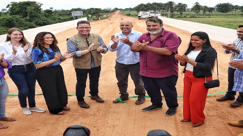 Na manhã de quinta-feira (23), um marco significativo foi alcançado em São Miguel do Guaporé com a inauguração da nova ponte de concreto da Linha 78, sobre o Rio São Joaquim. Esta realização é fruto do esforço conjunto do deputado Ismael Crispin e do governador Marcos Rocha, que uniram forças para concretizar essa ação que há anos, era um anseio da comunidade. A cerimônia contou com a presença da secretária da Seas e primeira-dama, Luana Rocha, o diretor-geral do DER, Eder Fernandes, vereadores, lideranças e população. Segundo Ismael, a ponte, com seus 30 metros de comprimento, não é apenas uma estrutura de concreto, mas sim um símbolo de progresso e desenvolvimento para a região. “Durante anos, os moradores de São Miguel do Guaporé enfrentaram dificuldades devido aos alagamentos na época das chuvas e a intensa poeira no verão. Esta nova ponte vem para solucionar esses problemas, melhorando significativamente a qualidade de vida da população local”, disse. Durante a cerimônia de entrega, o deputado Ismael Crispin expressou sua gratidão por poder transformar tantas realidades por meio do seu mandato. "Primeiramente, agradeço a Deus por me permitir, através do meu mandato, realizar o sonho desta comunidade. Agradeço também ao governador de Rondônia, Coronel Marcos Rocha, pela sensibilidade com o município, aos vereadores parceiros, e a todos os moradores de São Miguel pela confiança depositada em meu trabalho”, destacou. De acordo com o governador de Rondônia, Marcos Rocha, a ponte é uma realização muito esperada pelos moradores locais. “Substituindo a antiga estrutura de madeira, que trouxe problemas aos usuários da estrada, a nova ponte de concreto é um símbolo de progresso e infraestrutura duradoura. São obras que garantem o escoamento da produção e também, a trafegabilidade”, frisou. Por fim, o diretor-geral do DER, Eder Fernandes enfatizou que, desde o início da administração estadual, houve um desempenho contínuo para substituir pontes de madeira por estruturas mais seguras e duráveis em concreto. “Essas ações melhoram a qualidade das estradas sob a gestão do Governo, possibilitando qualidade e reforço na segurança quanto à trafegabilidade dos rondonienses. Com avanços em obras municipalistas, abrangendo os 52 municípios e a manutenção de uma extensa rede viária, que inclui mais de 4.500 quilômetros de vias não pavimentadas e 1.500 quilômetros de rodovias pavimentadas, Rondônia está definitivamente em uma trajetória de progresso”, finalizou. Texto: Laila Moraes com informações do Secom ALE/RO Foto: Jiuliano Salim I Assessoria parlamentar