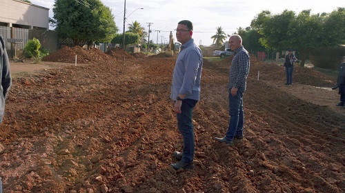 A parceria do deputado estadual Ezequiel Neiva (União Brasil) com o governador Marcos Rocha (União Brasil) tem rendido uma série de investimentos para o município de Cerejeiras. Para a execução dos projetos Tchau Poeira e Governo na Cidade, Ezequiel Neiva viabilizou junto ao governador Marcos Rocha, mais de R$ 11 milhões de recursos para o município. Entre os investimentos, o município recebeu R$4.437.280,28 (quatro milhões, quatrocentos e trinta e sete mil, duzentos e oitenta reais e vinte oito centavos) para o asfaltamento de 6,8 quilômetros de ruas no bairro Floresta. O Governo, por meio do DER, também realizou 21 km de recapeamento asfáltico, com recurso de R$3.531.822,00. Outra obra que garantiu a melhoria da infraestrutura da cidade foi a construção de calçadas na avenida Integração Nacional. Para o projeto, a prefeitura recebeu o repasse de R$ 712.723,10. Agora, está em execução a construção de estacionamento no canteiro da avenida, com recurso de R$ 269.267,49. No bairro Anchieta é construída uma praça, com investimento de R$ 233.723,10. O Governo de Rondônia também já repassou R$ 1.425.000,00, para a construção da fachada da feira municipal. O projeto está em fase de licitação. Ainda para a melhoria da infraestrutura da feira municipal, a prefeitura recebeu R$ 328.000,00. O recurso está na conta para que a prefeitura possa contratar a empresa para a execução do projeto. Cerejeiras recebeu outros R$ 75 mil para obras de ligação de esgoto domiciliar. “Em nome da população de Cerejeiras, agradeço ao governador Marcos Rocha por todos os investimentos encaminhados ao município. Esses recursos têm melhorado significativamente a vida dos cerejeirenses. E além dos serviços já executados, ainda temos projetos em andamento e outras obras para serem realizadas”, destacou o deputado Ezequiel Neiva. Texto e foto: Nilson Nascimento / Assessoria parlamentar