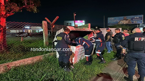 No início da madrugada a PM foi acionada para averiguar na Avenida Jatuarana, em frente ao Batalhão de Operações Especiais (BOPE), Bairro Cohab, zona sul de Porto Velho, um homem ainda não identificado foi encontrado morto no início desta quinta-feira (02/11), dentro de uma lixeira. Funcionários de uma empresa terceirizada que fazem a coleta de lixo ao abrir a lixeira se depararam com um corpo de homem morto e ligaram para a Polícia Militar. O corpo foi removido pelo rabecão ao IML onde deverá ser feita a identificação do cadáver. Fonte: rondonianoar.com.br