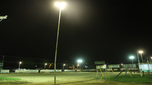 Com o objetivo de garantir a manutenção e recuperação das instalações elétricas dos Centros de Esporte e Lazer (Cedel) dos bairros Areal da Floresta e do Embratel, localizados no município de Porto Velho, o deputado estadual Alan Queiroz (Podemos) indicou ao Governo de Rondônia, por meio da Secretaria de Estado da Juventude, Cultura, Esporte e Lazer (Sejucel), para que efetue essa solicitação, em parceria técnica com a Secretaria de Estado de Obras e Serviços Públicos (Seosp). Além da manutenção elétrica, a indicação sugere que a recuperação dos Centros de Esporte e Lazer possam incluir uma série de melhorias, como limpeza dos espaços, iluminação, pintura, reforma dos campos de futebol, das quadras de areia, quadras poliesportivas, áreas para alongamento, ralf, lanchonetes, vestiários, playgrounds, sedes da associação e pistas para caminhada. De acordo com o deputado Alan Queiroz, é necessário garantir a conservação e melhoria das instalações do Cedel do Areal da Floresta e do Embratel. “Estamos em busca de proporcionar espaços seguros e adequados para a prática de atividades físicas e esportivas para a comunidade local”, frisou. Por fim, a proposta apresentada pelo parlamentar é de suma importância para promover o bem-estar, a segurança e o desenvolvimento da comunidade local, além de incentivar a prática esportiva e contribuir para a promoção de um estilo de vida saudável. Foto: Emdur/Comdecom Texto: Ian Machado / Assessoria parlamentar