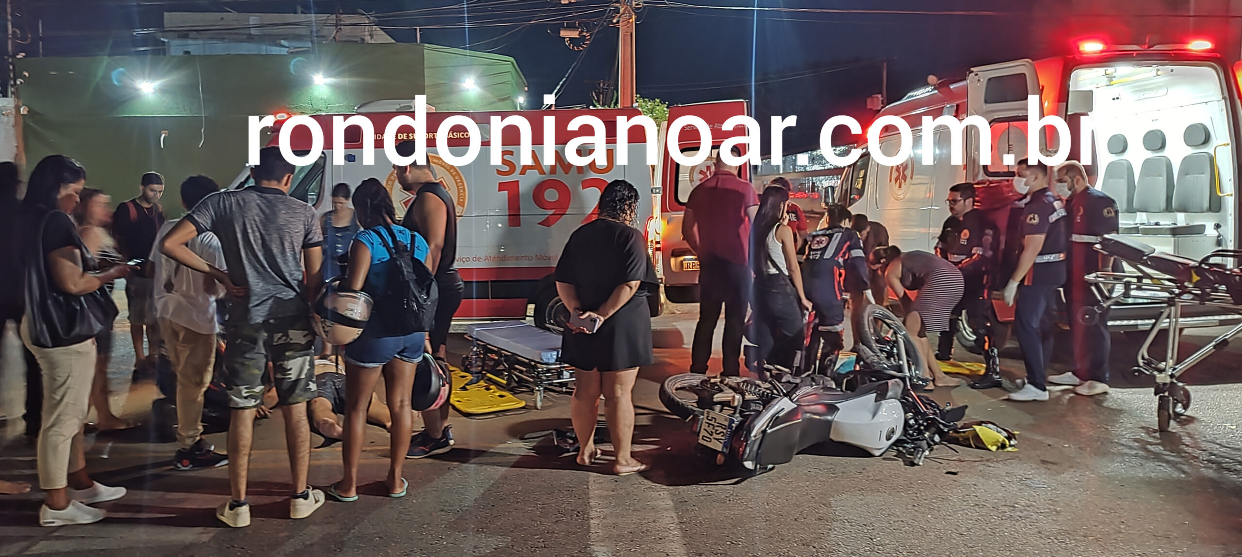 Grave: Acidente entre camionete e moto deixa pai e filho lesionado.