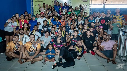 Apoiando mais uma vez o esporte, o deputado estadual Ribeiro do Sinpol (Patriota) destinou emenda parlamentar para a realização da terceira etapa do circuito estadual de Jiu-Jitsu, em Vilhena. Cerca de 600 atletas participaram do evento. A competição ocorreu no Ginásio Jorge Teixeira. A população prestigiou o evento e vibrou em cada luta, motivando os atletas. O Sensei Alexandre Tomaz, da Associação Bushidô, enalteceu a importância do evento para os atletas locais. "Geralmente os eventos, em grande parte são realizados na capital, o que implica em uma viagem de mais de 700 quilômetros, com gastos entre hotelaria, alimentação e outros fatores", frisou Tomaz. O deputado Ribeiro destaca que, desde os primeiros meses de mandato, vem pautando políticas e ações que possam ser inclusivas. O exemplo claro disto é, mais uma vez apoiar o esporte de Rondônia, realizando o torneio no Cone Sul do Estado. “Nosso mandato destaca sempre o esporte, por ser uma ferramenta essencial para promover a inclusão, criando laços afetivos e ensinando sempre o respeito e regras, cujos valores são inegociáveis”, destacou o parlamentar. Equipes de renomes estiveram presente na competição, como: Bushidô/Legado, equipe Família Marcio Frank e a equipe Olimpio/Leão de Judá. Durante o evento, segundo a organização, cerca de mil e duzentas pessoas prestigiaram o evento. Texto: Anderson Nascimento / Assessoria parlamentra Foto: