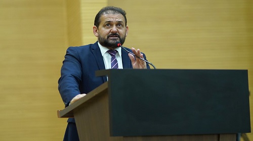 O deputado e líder do Governo na Assembleia Legislativa, Laerte Gomes (PSD), em março deste ano, encaminhou requerimento à Casa Civil solicitando estudos técnicos, visando o estabelecimento de alíquota mínima de 0% para o Imposto sobre Propriedade de Veículos Automotores (IPVA) para veículo de duas rodas de até 170 cilindradas, a ser inserido na Lei Orçamentária Anual (LOA), referente ao exercício de 2024. “O fato é que esse projeto está pronto para ser encaminhado para a Assembleia e, até o momento, não chegou na Casa de Leis para apreciação e votação dos parlamentares. Trata-se de uma matéria de altíssimo alcance social, beneficiando milhares de trabalhadores, que utilizam motos nesta categoria, principalmente para a locomoção até o local de seus empregos, ou como atividade própria de seus negócios comerciais”, enfatizou o parlamentar. De acordo com levantamentos, com a isenção de IPVA para motos de até 170 cilindradas, mais de 250 mil proprietários desses veículos serão beneficiados, porém, o referido projeto, que se encontra parado, precisa ser encaminhado ainda neste mês de setembro para que os proprietários possam rodar o IPVA com a isenção já para o mês de janeiro de 2024. “Além da necessidade urgente do Governo Estadual atender o requerimento, encaminhando o projeto por meio da Casa Civil, para a votação em Plenário, é justo atentarmos para a questão social da proposta, uma vez que vivemos em um momento de grande desemprego e de sequenciais registros de encerramento de atividades de empresas, reduzindo espaços de ofertas de emprego”, ressaltou Laerte Gomes. Para embasar sua propositura, o deputado anexou a resolução do Senado Federal e que estabelece, nos termos do art. 155, § 6°, incisos I e li, da Constituição Federal, alíquota mínima de 0% (zero por cento) para o Imposto sobre Propriedade de Veículos Automotores (IPVA) para veículos de 2 (duas) rodas de até 170 (cento e setenta) cilindradas. “Portanto, já existe norma jurídica, referente a esta matéria. Sendo assim, aguardamos que a Casa Civil envie o projeto o mais breve possível”, complementou o deputado. Texto: Juliana Martins / Assessoria parlamentar Foto: Rafael Oliveira I Secom ALE/RO