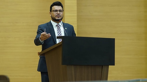O presidente da Assembleia Legislativa de Rondônia (Alero), deputado estadual Marcelo Cruz (Patriota), valorizou a celebração em alusão aos 40 anos de promulgação da Constituição do Estado de Rondônia. O discurso foi feito nesta segunda-feira (20) na abertura da semana de eventos no Plenário Lúcia Tereza Rodrigues dos Santos. Para o deputado estadual Marcelo Cruz, é motivo de orgulho estar presidindo à Assembleia em meio aos 40 anos de promulgação da Constituição do Estado de Rondônia. "Estou muito feliz por essa valorização e a recepção a todos os deputados que participaram da construção do nosso estado, pois temos respeito com a história da nossa Casa", afirmou. Marcelo Cruz destacou o momento ímpar dos 40 anos do Poder Legislativo. “A promulgação foi um ato de fé no futuro e nos mostrou que unidos podemos formar um estado cada vez mais firme e forte. A nossa Constituição tem sido o alicerce onde nós construímos nosso desenvolvimento e reafirmamos o compromisso com nossa Carta Magna, renovando nossos votos de compromissos com nosso estado”, frisou o parlamentar. O deputado estadual ressaltou que a Constituição é um alicerce para a população rondoniense. "A promulgação foi um ato de fé no futuro. Ela é expressão viva dos valores, simboliza o compromisso com a cidadania, com a Justiça e com o progresso. Que continuemos a trabalhar juntos para que o nosso Estado seja um lugar de oportunidade e justiça para todos”, disse. Ao final, Marcelo Cruz fez o convite especial para que a população possa prestigiar a semana de celebração dos 40 anos do Poder Legislativo. “É uma semana de conhecimento e que vai ficar para a história, pois são tantas histórias que podemos ver e acompanhar. Aos nossos deputados constituintes, é uma felicidade imensa poder ver vocês neste plenário e por isso que convido todos a prestigiar toda programação”, encerrou. O evento iniciou nesta segunda-feira (20) e vai até domingo (26). Confira a programação. Texto: Alexandre Almeida I Secom ALE/RO Foto: Rafael Oliveira I Secom ALE/RO