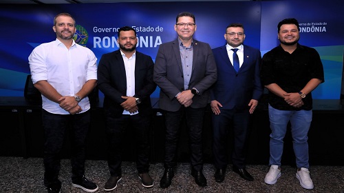 O presidente da Assembleia Legislativa de Rondônia (Alero), deputado estadual Marcelo Cruz (Patriota), realizou visita institucional ao governador, coronel Marcos Rocha (União Brasil), no Centro Administrativo Político (CPA). O encontro serviu para estabelecer uma conversa preliminar sobre as reivindicações das categorias que integram a segurança pública. "Vamos construir um diálogo de valorização das forças de segurança que tanto tem contribuído para a preservação da ordem em nosso estado", destacou o governador Marcos Rocha. Para Marcelo Cruz, é fundamental essa articulação para que a Assembleia e o Governo de Rondônia possam estreitar os laços em prol das categorias de segurança pública. "A Casa de Leis abriu as portas para esse debate, pois as forças de segurança são o braço do Estado mais próximo do cidadão e está presente em todas as comunidades", destacou o parlamentar. Texto: Alexandre Almeida I Secom ALE/RO Foto: Renan Fernandes I Secom Governo de Rondônia