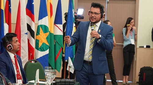 O presidente da Assembleia Legislativa de Rondônia (Alero), deputado estadual Marcelo Cruz (Patriota), destacou a importância do debate sobre o aumento de voos na região Norte e defendeu novos investimentos em Rondônia. O pronunciamento ocorreu nesta quarta-feira (8) durante sua participação na 26ª Conferência Nacional da Unale (União Nacional dos Legisladores e Legislativos Estaduais) no Centro de Eventos do Ceará, em Fortaleza (CE). Com a temática "As Prerrogativas do Parlamento Estadual", o maior encontro de parlamentares da América Latina reúne entidades do legislativo estadual, servidores legislativos nacionais e estrangeiros, autoridades governamentais, personalidades internacionais, estudantes, parceiros do terceiro setor e sociedade civil. O objetivo do encontro é de ampliar e proporcionar uma grande troca de informações. “É uma chance de trocar experiências, conversar e saber o que está acontecendo em outros estados por meio dos demais parlamentares, assimilando conhecimento e com o foco em implementar novas ideias em nosso estado”, destacou Marcelo Cruz. Marcelo Cruz parabenizou a atuação do Parlamento Amazônico, o qual cumpre bem seu propósito de defender os interesses da população da região. “É por meio do Parlamento que conseguimos ser ouvidos e resolver as questões da nossa região. Neste ano tivemos a redução de voos em nossa região, porém, por meio de discussões nesse grupo, conseguimos recuperar parte da malha aérea e vamos lutar para que mais voos sejam ofertados. Além disso também são debatidos o desenvolvimento sustentável, a preservação do meio ambiente e o uso racional dos recursos naturais”, encerrou. Ao final, o presidente Marcelo Cruz ressaltou que uma de suas metas é sediar a 27ª edição da Conferência da Unale na cidade de Porto Velho em 2024. “Temos esse sonho de poder receber esse grandioso evento com o objetivo de fortalecer nossa economia, nosso turismo e atrair novos investidores. Hoje contamos com o aval dos parlamentares que compõem a Casa de Leis assim como do Governo de Rondônia, o qual tem atuado como um grande parceiro”, frisou. Texto: Alexandre Almeida I Secom ALE/RO Foto: Matheus Henrique / Assessoria parlamentar