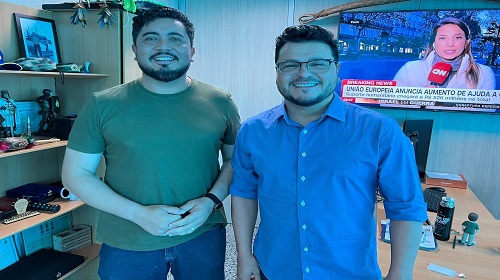 Com o objetivo de debater as demandas da saúde pública, o presidente da Assembleia Legislativa de Rondônia (Alero), deputado estadual Marcelo Cruz (Patriota), realizou visita na última segunda-feira (6) ao titular da Secretaria de Estado da Saúde (Sesau), Jefferson Rocha. O encontro serviu para buscar soluções de auxílio à Secretaria para viabilizar recursos com o intuito de aumentar a quantidade de leitos e medicação, além do investimento na compra de equipamentos para a saúde da população. "É essencial esse diálogo para que possamos estabelecer parcerias e contribuir com o bem-estar dos moradores dos 52 municípios do nosso estado. Por isso, esses encontros servem para que possamos encontrar meios de fortalecer as ações de cuidado com a saúde pública", destacou o deputado Marcelo Cruz. Marcelo Cruz está em seu segundo mandato e já investiu mais de R$ 11 milhões na Saúde desde 2019. “Uma das nossas bandeiras tem sido a saúde pública do nosso estado com o foco em garantir o melhor atendimento e suporte aos pacientes. Temos atuado constantemente em ações que possam fazer a diferença na vida do cidadão”, acrescentou o parlamentar. Texto: Alexandre Almeida I Secom ALE/RO Foto: Matheus Henrique / Assessoria parlamentar