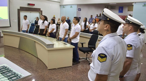 Alunos concluintes do curso de Aquaviários - Marinheiro Fluvial de Convés e de Máquinas, Nível 1, participaram da solenidade de encerramento da disciplina na manhã de segunda-feira (6), na sede da Escola do Legislativo (EL), em Porto Velho. O curso, gratuito, foi ministrado durante a semana, na escola mantida pela Assembleia Legislativa de Rondônia (Alero). Na solenidade de entrega dos certificados do curso, que é uma parceria entre a Marinha do Brasil e a Escola do Legislativo, estiveram presentes a deputada federal Cristiane Lopes (União Brasil) e comandante de Fragata, Matheus Athaíde Firmino. Concluíram o curso 19 alunos com carga horária de 40 horas/aula. O diretor-geral de escola dos deputados, Alexandre Silva comandou o evento, que também contou a participação do ex-diretor da EL, Thiago Tezzari. A deputada Cristiane Lopes, que deu apoio para que o curso fosse ministrado, destacou o momento de emoção com a entrega dos certificados de conclusão. “Estou feliz em poder contribuir para a formação de profissionais tão importantes para o setor naval”, disse. O diretor Alexandre Silva, parabenizou a turma de alunos que estava se aprimorando, a partir daquele momento, com o recebimento dos certificados, agora “profissionais qualificados para o setor naval”. Ele lembrou da importância do apoio da escola, graças ao presidente da Alero, deputado Marcelo Cruz (Patriota), “sempre parceiro em iniciativas, que visam aprimorar, qualificar a população”, argumentou. Segundo Alexandre, a partir do recebimento do certificado de conclusão, “todos estão prontos para ingressar no mercado de trabalho e contribuir para o desenvolvimento do setor naval”. Texto: Waldir Costa I Secom ALE/RO Foto: Emanuelle Lima I Escola do Legislativo