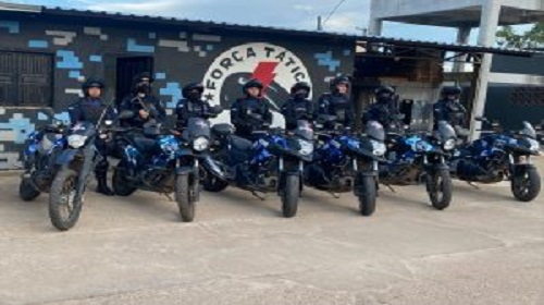 A equipe do setor 12, do 5º Batalhão da Polícia Militar, em patrulhamento pelo bairro Teixeirão, no dia 02, visualizou um indivíduo em atitude suspeita, que ao perceber a presença policial, se desfez de uma sacola. Foi dada voz de parada e realizada a abordagem, sendo localizadas três porções grandes de maconha Na sacola recolhida, foram encontradas 57 porções de maconha. Perguntado ao conduzido apreendido, a procedência do entorpecente, ele informou que comprou a droga por R$ 400,00, e que estava indo enterrar em um campo próximo da sua residência. Diante dos fatos foi dada voz de prisão e apresentado na Central de flagrante para às medidas cabíveis. Ainda durante o serviço do dia 02, a equipe do setor 15 em patrulhamento no Orgulho do Madeira, avistou a motocicleta de placa (NCC-2***), ao realizar inspeção veicular, foi possível verificar que às características do chassi estavam adulteradas, bem como a placa com o QR Code danificado. Logo uma senhora se aproximou e relatou ser a proprietária da motocicleta e afirmou que negociou a moto pelo Facebook, e que pagou a quantia de R$ 4.000,00. Diante dos fatos narrados foi dada voz de prisão a conduzida e apresentada na Central de Flagrantes para que fossem tomadas às medidas necessárias. No mesmo serviço do dia 02, o Grupamento Tático Motociclístico, durante patrulhamento no bairro Lagoinha, avistou um infrator conduzindo uma motocicleta Honda vermelha de placa (NCZ-22**) em alta velocidade e realizando ultrapassagens perigosas, a equipe realizou o acompanhamento e fez a abordagem. Durante a busca pessoal nada de ilícito foi encontrado, porém foi possível observar que a moto estava com ligação direta, sem possuir a chave na ignição. Sendo questionado sobre a falta da chave, o conduzido assumiu que havia furtado a moto na data do dia 1º à noite, na ponte do Rio Madeira. Diante dos fatos, foi dada voz de prisão, e conduzido para à Central de Flagrantes. Fonte e fotos: Seção de Comunicação Social P5/5° BPM