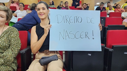 Foi sancionado pelo Governo do Estado na última segunda-feira (6), o Projeto de Lei nº 235/2023, de autoria do deputado estadual Delegado Camargo (Republicanos), aprovado por maioria de votos na Assembleia Legislativa de Rondônia (Alero), que proíbe a prática do teleaborto. A proibição se aplica a todos os profissionais de saúde, hospitais, clínicas e demais instituições, sejam públicas ou privadas, que realizam atendimentos médicos remotos em Rondônia. De acordo com a nova lei 5637/2023, fica proibido em todo o estado de Rondônia, o uso da telemedicina para a prática de procedimentos abortivos no estado de Rondônia, seja por meio de consultas online, prescrição de medicamentos à distância ou qualquer outra forma de atendimento médico remoto para esse fim. Entende-se por telemedicina a prestação de serviços médicos à distância, utilizando recursos tecnológicos como videoconferências, aplicativos de mensagens e outros meios digitais. A proibição estabelecida aplica-se a todos os profissionais de saúde, hospitais, clínicas e demais instituições, sejam públicas ou privadas, que realizam atendimentos médicos remotos, no estado de Rondônia. O projeto também especifica multa no valor de R$ 100 mil em caso de descumprimento e, em havendo reincidência, a multa fica fixada no dobro do valor, cujos recursos resultados das multas serão revertidos às instituições, associações voltadas à defesa da vida, instaladas no âmbito do estado de Rondônia. A fiscalização ficará ao encargo dos órgãos de fiscalização e controle da área da saúde no estado de Rondônia a aplicação e o monitoramento das sanções previstas nesta lei. De acordo com o parlamentar, a proibição visa assegurar a saúde e o bem-estar das mulheres, uma vez que o procedimento abortivo, mesmo quando realizado de forma legal e presencial, onde se tem todos os aparelhos e recursos para salvaguardar a mulher de eventuais intercorrências, as quais, aliás são muito comuns nestes casos, envolve riscos à integridade física e emocional da paciente. “A realização do aborto por meio da telemedicina não oferece as garantias necessárias para a segurança da mulher, podendo acarretar complicações graves e até mesmo colocar em risco a sua vida”, pontuou. Ainda conforme o deputado Delegado Camargo, os índices dos chamados ‘abortos legais’ registrados em Rondônia nos últimos cinco anos são alarmantes e preocupantes, e a liberação do uso de telemedicina para fins de aborto poderia aumentar ainda mais esse número de assassinatos no ventre. “Portanto, é importante que tenhamos mecanismos para coibir a prática do “teleaborto”, a fim de garantir a legalidade, proteger o direito à vida e promover a segurança e saúde das mulheres no estado de Rondônia”, finalizou. Texto: Jocenir Sérgio Santanna / Assessoria parlamentar Fotos: Welik Soares / Assessoria parlamentar