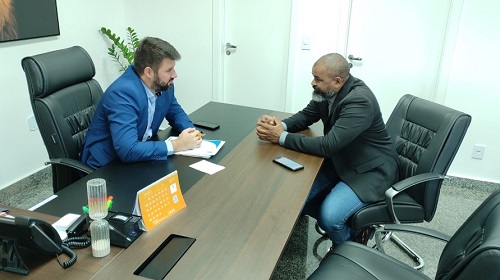 O deputado Nim Barroso (PSD) anunciou na manhã de segunda-feira (27), o pagamento de mais um recurso oriundo de emenda parlamentar individual. Desta vez o município a ser contemplado é Urupá, que receberá a quantia de R$ 150 mil. A emenda do deputado Nim Barroso atende a um pedido do vereador Negão Buiu (DEM). O recurso foi liberado e está disponível para a Associação dos Produtores Rurais da Linha T11, para aquisição de equipamentos agrícolas da referida associação. Conforme o deputado Nim Barroso, dezenas de famílias serão beneficiadas com os equipamentos que serão adquiridos. “Esses equipamentos ajudarão dezenas de famílias de agricultores. Vamos acompanhar de perto os trabalhos e se aparecer outras prioridades, vamos ajudar esse nosso povo”, enalteceu. O parlamentar falou da satisfação em ajudar as famílias de produtores. “Tenho um carinho muito grande pelo povo de Urupá e um compromisso de trazer benefícios para esse município. Já destinamos emendas e a nossa meta é continuar trabalhando em prol da nossa região e do nosso estado”, afirmou Nim Barroso. Texto: Natalino Ferreira Soares I Assessoria parlamentar Fotos: Ronaldo Pinheiro I Assessoria parlamentar