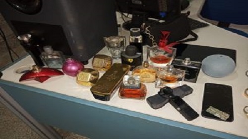 Na noite de quarta-feira, 22, a Polícia Militar de Rondônia prendeu uma mulher pelo crime de receptação. Na ação, os policiais recuperaram vários objetos. A PM chegou ao local e após tomar conhecimento da prisão de um suspeito, o qual teria praticado um furto em residência no bairro Jardim América, no intuito de localizar os objetos furtados pelo homem, este informou que sua namorada estaria com os objetos furtados De posse dessas informações, a equipe da polícia militar deslocou-se ao bairro Setor 04 a fim de averiguar o fato. E ao chegar à residência, foram localizados em uma cômoda 15 frascos de perfumes diversos, bem como três braceletes dourados, um relógio dourado, 17 cordões dourados, um home Theather JBL, um tablet e uma caixa de som. Diante dos fatos, a mulher foi conduzida à Unisp juntamente com os materiais apreendidos para as demais medidas cabíveis e legais. Texto: P-5 do 7º BPM / PVSA Letícia Fonte e fotos: Boletim de Ocorrência