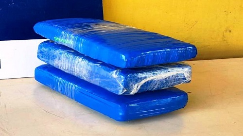 Durante Operação Hórus, em combate aos crimes transfronteiriços, as forças de segurança pública composta pelo Batalhão de Fronteiras e Divisas – BPFRON, em conjunto com a Polícia Rodoviária Federal, realizou a prisão de uma mulher de 28 anos de idade, que transportava três quilos de entorpecentes do tipo maconha no interior de um táxi, que seguia de Guajará-Mirim para Porto Velho na tarde desta sexta-feira, 11 de novembro. Os policiais realizavam abordagem a veículos e pessoas, quando visualizaram o táxi e que em seu interior havia apenas uma passageira, e ao realizar a averiguação no automóvel e vistoria nas bagagens, foi localizado na bolsa da passageira, três tabletes de entorpecente do tipo maconha. Ao ser indagada, esta confessou aos policiais que havia adquirido a droga na cidade de Guayarameryn – Bolívia, e em seguida iria levar para a cidade de Porto Velho, e que pelo transporte do entorpecente, receberia a quantia de R$ 2.500,00, não sabendo informar quem iria receber a droga na capital. A mulher recebeu voz de prisão em flagrante e encaminhada para a delegacia de Polícia. Fonte e fotos: BPFRON Diretoria de Comunicação da Polícia Militar de Rondônia