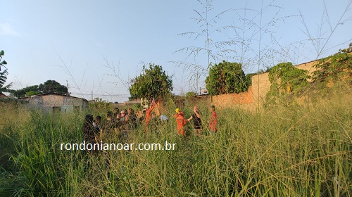 Na tarde desta segunda-feira (20/11) populares chamaram a Policia Militar pós encontraram um corpo de um homem dentro de um poço, na av. Alexandre de Guimarães , bairro: Jardim Santana, zona leste de Porto Velho~RO. Informações que a PM ao chega no local foi confirmado realmente que existia um corpo dentro do poço, loco foi acionado o corpo de bombeiro e polícia civil, já no final da tarde conseguiram tirar o corpo do homem e logo encaminhado ao IML para reconhecimento de familiares. Ate o momento não foi confirmado a identificação da vitima. Fonte:rondonianoar.com.br
