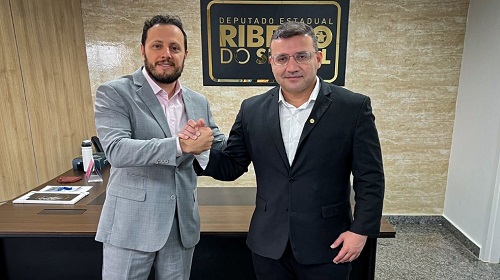 Prestigiando e estreitando laços com os prefeitos do interior do estado, o deputado estadual Ribeiro do Sinpol (Patriota) recebeu a visita do delegado Flori Cordeiro de Miranda Junior, prefeito do município de Vilhena. O encontro ocorreu no gabinete do parlamentar. Pautando políticas públicas que possam contemplar o município, o deputado alinhou investimentos na segurança pública, saúde e esporte. Ribeiro afirmou que recentemente destinou emenda parlamentar para a realização do circuito de Jiu-Jitsu, oportunizando a participação de mais de 600 atletas. A competição ocorreu no ginásio Jorge Teixeira. O prefeito delegado Flori agradeceu o empenho do parlamentar, que embora seja natural da capital, vem trabalhando intensivamente para atender todos os municípios. “Agradeço o deputado Ribeiro por estender seu mandato a todos os municípios. O pedido não é apenas uma formalização da prefeitura, e sim, representa um clamor de toda população vilhenense”, concluiu o prefeito. Acompanhou o prefeito na reunião, o procurador do município, Igor Demetrio Vanucci Cardoso. Texto: Anderson Nascimento I Assessoria Parlamentar Foto: Eliardo Vicente I Assessoria Parlamentar