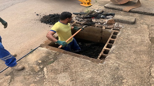 A Secretaria Municipal de Saneamento e Serviços Básicos (Semusb) segue com os trabalhos de limpeza de ruas, logradouros e avenidas da capital, com a retirada de entulhos, de materiais inservíveis, entre outros. “Manter a cidade limpa é dever de todos, tanto do governo municipal quanto do cidadão, para que assim possamos conviver em ambientes agradáveis, seguros, que não ofereçam nenhum tipo de risco às pessoas ou à saúde humana. Contamos com a colaboração de toda a população”, disse o secretário da pasta, Cleberson Pacheco. Na terça-feira (21), as equipes realizaram os serviços de limpeza nas avenidas Dom Pedro II, Pinheiro Machado, rua Enrique Dias, viaduto do Roque e avenida Jatuarana, além da limpeza na Praça da Campos Sales, zona Sul do município. No Parque da Cidade outra equipe da Semusb trabalha com roçagem e pintura do meio-fio, dentro e nos arredores do parque que se prepara para receber a população no Natal Porto Luz 2023. Serviços de recuperação de calçada e roçagem estão sendo realizados também na avenida Jorge Teixeira e desobstrução de bueiro na rua Joaquim da Rocha, além da varrição na avenida Imigrantes. O recolhimento de materiais está sendo feito nas praças: do Cohab, Caladinho, Bela Vista, rua Imigrantes e Marcos Aurélio Gusman. Para solicitar os serviços da Semusb, a população pode ir diretamente à sede da secretaria, localizada na rua Aparício Moraes, nº 3186, bairro Industrial, ou por meio dos telefones: 0800-647-1390 e (69) 3901-3134. As solicitações também podem ser feitas via e-mail, no endereço: gab.semusb@gmail.com. Texto: Rando Silva Foto: Semusb Superintendência Municipal de Comunicação (SMC)