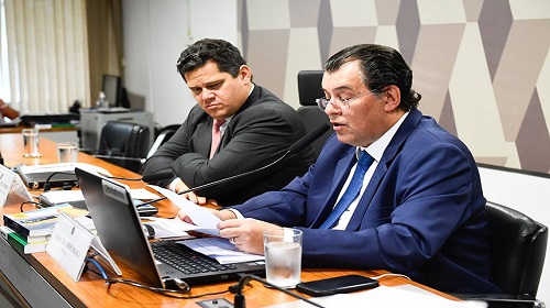 A reforma tributária (PEC 45/2019) deve ser discutida e votada nesta terça-feira (7) na Comissão de Constituição e Justiça (CCJ), o único colegiado em que a proposta tramitará, além do Plenário. Essa é a previsão do presidente da CCJ, o senador Davi Alcolumbre (União-AP). O relator do texto, o senador Eduardo Braga (MDB-AM), apresentou sua versão alternativa (substitutivo) da proposta na última quarta-feira (25) de outubro. Na sua avaliação, o texto ainda poderá sofrer alterações. — Existem 700 emendas apresentadas. Não dá para dizer que tem um acordo. Ainda vai haver muita discussão. É uma matéria que tem muitos interesses. É uma votação que esperamos obter êxito, mas ainda está em um processo de construção — explicou Braga em entrevista à Agência Senado. Para o senador Izalci Lucas (PSDB-DF), o texto terá dificuldades para ser aprovado na CCJ no dia 7. Uma das razões, segundo Izalci, seria o possível aumento da carga tributária ao setor de serviços. — O relator amenizou [a possibilidade de aumento de impostos], mas ainda não resolveu. Vejo que haverá muita discussão e pedido de mais prorrogação — disse Izalci em entrevista à TV Senado. Na ocasião da leitura do relatório na CCJ, Davi, concedeu, de ofício, vista coletiva para os demais membros do colegiado analisarem o conteúdo antes da discussão, prevista para ocorrer às 9h do dia 7. Ele espera que a proposta seja votada no Plenário nos dias 8 e 9 de novembro para ser devolvida à Câmara dos Deputados até o dia 10 do mesmo mês. Para que seja aprovada, uma PEC depende do apoio de 3/5 da composição de cada Casa, em dois turnos de votação em cada Plenário. No Senado, são necessários os votos de, no mínimo, 49 senadores. O texto só é aprovado se houver completa concordância entre a Câmara dos Deputados e o Senado. Como Braga apresentou um substitutivo, o texto passará por nova análise dos deputados. Segundo o senador Randolfe Rodrigues (Rede-AP), líder do governo no Congresso Nacional, uma reforma no sistema tributário é desejada desde a redemocratização. — A reforma tributária é aspirada desde 1985. Nós somos o único país da OCDE [Organização para a Cooperação e Desenvolvimento Econômico, da qual o Brasil não é membro, mas participante em algumas atividades] que não tem o IVA [Imposto sobre Valor Agregado]. Só isso [já] trará modificações enormes ao sistema tributário brasileiro, [o] simplificará e fortalecerá — disse o senador em entrevista à TV Senado. Agência Senado (Reprodução autorizada mediante citação da Agência Senado) Fonte: Agência Senado