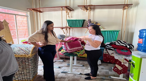 Cumprindo agenda pelo interior do estado, a deputada estadual Dra. Taíssa (PSC) visitou a APAE de Machadinho D’Oeste. A parlamentar conheceu como funcionava o trabalho e também a oficina de aprendizagem que tem no local. Recebida por Elsa, diretora da APAE, a deputada conheceu o trabalho da oficina que oportuniza aos alunos, a criação de peças de artesanatos com materiais recicláveis que são vendidos depois de prontos, a renda desses produtos é dividida entre os alunos e a associação. O espaço também oferece oportunidade, em parceria com o Fórum e Conselho da Comunidade, para os apenados que produzem tapetes de crochê. O material pronto é vendido e o valor é para compra de mais barbantes para que possam continuar com a produção. A medida reduz, a cada três dias de trabalho, um dia de pena. “É uma maneira de evitar a agressividade, manter o ambiente mais tranquilo, ensinar a concentração para o apenado”, afirma Elsa. A deputada destaca a importância da associação para os alunos e comunidade, “em Guajará-Mirim não temos APAE, e é triste pois é uma associação tão importante para população. Esse trabalho é uma forma de ter renda e qualidade de vida”, afirma a parlamentar. Texto e foto: Assessoria parlamentar