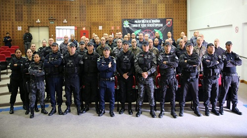 Foi realizada na manhã de hoje, 6, no auditório do Ministério Público do Trabalho, em Porto Velho, a aula inaugural do I Curso de Ações Táticas Especiais, com 30 policiais Militares de Rondônia, dois da PM do Amazonas, um Policial Penal de Rondônia e mais quatro militares da Base Aérea de Porto Velho, totalizando 37 alunos. A capacitação em Ações Táticas enfatiza o trabalho em equipe, sempre priorizando a preservação da vida. “A sociedade pode confiar que esses profissionais estarão prontos para enfrentar situações complexas e garantir a segurança de todos os envolvidos”, disse coronel PM Braguin, Comandante-Geral da PMRO. O comandante-geral da Polícia Militar agradeceu o apoio do governador do Estado, coronel PM Marcos Rocha e da Secretaria de Segurança, Defesa e Cidadania que têm contribuído para o aperfeiçoamento das forças policiais, especialmente a Polícia Militar, não só com Cursos, mas um aparato tecnológico nunca visto em administrações anteriores. Para ele, o CATE tem como compromisso preparar o policial de operações especiais em atividades de alto risco e ações táticas em suas mais diversas situações e complexidades. Esse curso é um reflexo do investimento do Estado, fortalecendo o aprimoramento dos policiais militares para que ele apresente sempre o melhor serviço para a sociedade. Conforme o coronel PM Agleydson Cavalcante, (e) Comandante do Policiamento Especializado e diretor do Estabelecimento de Ensino, o I Curso de Ações Táticas Especiais da PMRO- CATE/2023, realizado pela Polícia Militar de Rondônia, representa a continuidade e o fortalecimento do compromisso das forças de segurança com a excelência em operações táticas especiais. Essa formação da nova geração de “Cateanos” é um marco importante na busca pela eficácia e pela segurança pública aprimorada em bem servir a sociedade rondoniense. A especialização em Ações Táticas Especiais é uma ferramenta importante para dissuadir criminosos, sabendo que as forças policiais estão adequadamente preparadas para lidar com essas situações de alta complexidade. Dessa forma, o curso contribui para promover a segurança pública, protegendo a sociedade contra ameaças significativas. Esses profissionais desempenharão um papel fundamental na manutenção da ordem e na proteção da população, enfrentando desafios que exigem coragem, treinamento e um compromisso inabalável com os valores éticos e o respeito aos direitos humanos. Aula inaugural “Ações Táticas Especiais! – A qualquer hora, em qualquer lugar! Essas palavras destacam a prontidão e a determinação dos Cateanos em servir e proteger a comunidade em qualquer situação. Que esse espírito continue a guiar os novos Cateanos em suas futuras missões. A aula inaugural do I Curso de Ações Táticas Especiais – CATE, foi ministrada pelo coronel PM Paulo Henrique Barbosa, Secretário Executivo da Secretaria de Segurança, Defesa e Cidadania. Ele representou a Sesdec na abertura do evento. Fotos: Soldado PM Freitas Júnior Fonte: Diretoria de Comunicação Social da Polícia Militar de Rondônia