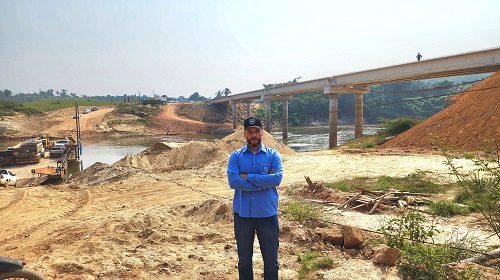 Preocupação do parlamentar é que as chuvas do inverno amazônico prejudiquem novamente o cronograma de entrega da obra, previsto para dezembro. O deputado Delegado Camargo (Republicanos), dando sequência às suas ações do gabinete itinerante pelo interior do estado, esteve na tarde da última quinta-feira, 16, acompanhando os trabalhos da construção da ponte sobre o Rio Jamari, que liga o município de Alto Paraíso à BR 364. A obra está com o cronograma atrasado há mais de seis meses e a nova previsão de conclusão, de acordo com o governo do estado, é para o próximo mês de dezembro. De acordo com o deputado Camargo, com a falta de conclusão da ponte a população de Alto Paraíso, Garimpo Bom Futuro, Marco Azul e comunidades que necessitam da travessia vêm sendo prejudicadas, especialmente no que se refere à demora da balsa. “A população está cobrando urgência na conclusão da obra desta ponte, cuja entrega está atrasada há mais de seis meses, sem nenhuma explicação por parte do governo do estado quanto aos motivos do atraso. Agora a nova data está marcada para o fim de dezembro, mas no ritmo que está o serviço da empresa, dificilmente este prazo seja cumprido, pois além da parte do concreto armado que ainda não encerrou, tem toda a parte da construção das cabeceiras e da pavimentação asfáltica”, disse o deputado. Camargo também faz um alerta com relação a chegada do período chuvoso em Rondônia, o que deve dificultar o trabalho de compactação para a construção dos acessos nos dois lados do rio Jamari. “Estamos prestes a receber as chuvas do inverno amazônico e isso está preocupando a população, pois o Rio Jamari enche muito rápido e os trabalhos de compactação das cabeceiras e da parte da estrada que não tem asfalto podem ser prejudicados. Seria interessante que a empresa aumentasse o ritmo de trabalho para tentar entregar o mais breve possível, sob pena de mais uma vez prejudicar a população, disse o deputado. Durante a fiscalização ao canteiro de obras da ponte, o deputado também esteve observando o serviço prestado pela balsa que faz a travessia entre as duas margens do rio Jamari. “Apesar de precário e demorado, o serviço tem sido prestado pela empresa contratada pelo governo do estado e custeada com o dinheiro público. Pelo menos a população não está mais precisando pagar duas vezes pela travessia até que a ponte esteja pronta. Essa foi uma indicação nossa ao governo do estado, que foi atendida, evitando que o contribuinte tenha que pagar os impostos e ainda a tarifa de travessia”, lembrou o deputado. Texto: Jocenir Sérgio Santanna Fotos: Welik Soares