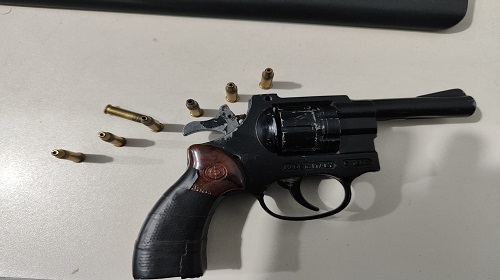 Mais uma ocorrência foi registrada e uma arma foi apreendida durante realização da Operação Maximus, em Porto Velho. Uma guarnição do BPTran realizava patrulhamento de saturação na zona sul, quando foi acionada por populares, que informaram que um homem havia feito uma tentativa de roubo. O suspeito tentou subtrair o celular da vítima, que se negou a entregá-lo e gritou por socorro, fazendo com que o suspeito fugisse abandonando uma bicicleta de cor preta. Após a fuga, ele saiu correndo a pé pelas ruas do bairro e pulando muros e cercas, utilizando uma arma de fogo para ameaçar os transeuntes, que tentavam capturá-lo. Em dado momento, a guarnição, que já estava ciente do ocorrido e com todas as informações, visualizou o indivíduo tirando um objeto da cintura e descartando em uma residência. A guarnição agiu rápido, foi até o local e conseguiu abordar o homem, e verificou que o objeto se tratava da arma de fogo que estava com ele. O revólver calibre .22 estava com 7 munições intactas, e o conduzido informou possuí-lo para se defender, pois é faccionado. A vítima do roubo compareceu ao local e reconheceu o suspeito como sendo o autor do fato. Diante das circunstâncias, ele recebeu voz de prisão e foi conduzido pelos crimes de porte ilegal de arma de fogo e roubo. Texto: Seção de Comunicação Social Imagens: Boletim de Ocorrência Policial