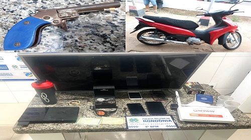 Na tarde de segunda-feira, 27, a Central de Operações do 4° Batalhão de Polícia Militar foi acionada após o acontecimento de um roubo ocorrido na avenida Dois de Junho. E de acordo com as informações transmitidas via rádio às guarnições, os suspeitos armados levaram uma motoneta Honda Biz 110 de cor vermelha. Os policiais se mobilizaram, iniciando patrulhamentos na tentativa de localização dos envolvidos e da motoneta roubada. Minutos após o crime, a polícia recebeu a informação de que uma motoneta foi havia sido abandonada na Avenida Sete de Setembro, com o alarme disparado. Após essa informação, foi intensificado o patrulhamento na região, e os policiais identificaram um indivíduo com características semelhantes às descritas pelo relato do roubo. Ao perceber a aproximação da viatura, o suspeito empreendeu fuga, adentrando numa residência. Um cerco foi rapidamente implementado, culminando na abordagem dos ocupantes da casa, os quais totalizavam cinco pessoas: quatro homens e uma mulher. Ao serem interrogados pela polícia, confessaram a autoria do roubo da motoneta. Além da recuperação da motoneta, os policiais apreenderam diversos objetos de procedência duvidosa na residência, incluindo capacetes, uma arma de fogo artesanal, acompanhada de uma munição calibre 22 deflagrada, celulares, relógios, uma televisão, um Playstation e outros itens de valor. Um dos indivíduos detidos admitiu sua participação em outros crimes na cidade. Todos os indivíduos juntamente com os itens apreendidos foram encaminhados à Delegacia de Polícia Civil, onde foram apresentados ao comissário de plantão. A ação rápida e eficaz da Polícia Militar resultou na solução do caso e na prisão dos envolvidos, proporcionando uma resposta firme contra a criminalidade na região. Texto: Comunicação Social do 4º BPM.