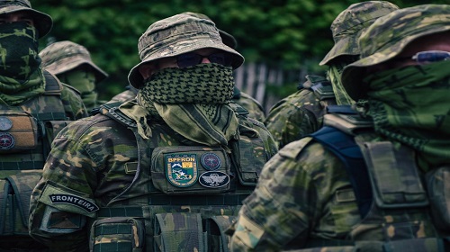 O Batalhão de Polícia de Fronteira e Divisas (BPFron), completa 4 anos de instalação em Rondônia, desempenhando atuação direta no combate aos crimes fronteiriços e o fortalecimento das medidas preventivas e repressivas nas fronteiras do Estado. O Governo de Rondônia reforça que as atividades do Batalhão fazem parte de um conjunto de ações articuladas para tornar o Estado cada vez mais seguro. São 1.342 quilômetros de fronteira molhada em todo Estado de Rondônia, e desde sua criação, as apreensões realizadas pelo BPFron ultrapassam a marca de noventa e dois milhões de reais, decorrentes do combate ao tráfico de drogas, roubo de veículos, contrabando e descaminho. O Batalhão conta com policiais treinados e preparados que atuam diretamente na fronteira, além disso, em julho de 2023, o Governo de Rondônia inaugurou a primeira Base Operacional de Fronteira, em Nova Mamoré, e mais outras duas bases serão instaladas em 2024 no Estado. O governador do Estado, Marcos Rocha, destaca o comprometimento e determinação de cada policial que atua no BPFron, “O Batalhão de Fronteira desempenha um papel crucial na proteção da sociedade, atuando firme contra uma variedade de ameaças, como contrabando e tráfico de drogas. Reconhecemos a importância dessa missão e agradecemos pelo serviço e dedicação do Batalhão de Polícia de Fronteira, desejando sucesso contínuo nas ações, consideradas vitais para a segurança pública”, afirmou. O titular da Secretaria de Estado da Segurança, Defesa e Cidadania (Sesdec), Felipe Vital, destacou a importância do BPFron para a sociedade “Ao impedir que drogas e armas ultrapassem as fronteiras, o Batalhão contribui para a segurança e redução dos índices de criminalidade em todo o Brasil. Controlar essas atividades ilícitas é crucial para manter a ordem e proteger não só a sociedade rondoniense, mas todo país”, pontuou. ATUAÇÕES Somente nos 10 primeiros meses de 2023, foram 879 atendimentos realizados; 28 armas apreendidas; 32 veículos recuperados; 636 abordagens; 111 prisões, das quais, 15 por tráfico de drogas, com apreensão de mais de 250 quilos de entorpecentes; além de 26 foragidos recapturados. Os dados apresentados revelam a produtividade do BPFron, que atua em uma fronteira divisória com a Bolívia, e também é o resultado do apoio do Governo do Estado, fortalecendo o combate ao crim Fonte Texto: Gerlen Oliveira Fotos: Cabo PM Jordan Secom - Governo de Rondôn