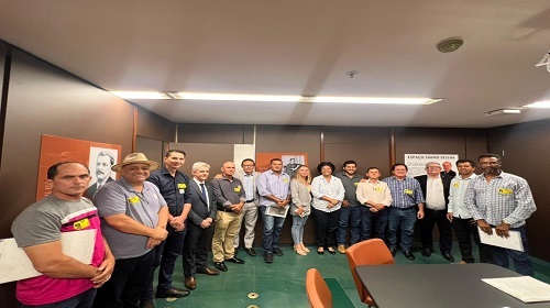 Parlamentar intermediou encontros em Brasília para tratar de regularização fundiária e dos embargos ambientais A deputada federal Sílvia Cristina (PL) recepcionou em Brasília uma comitiva de produtores rurais do Movimento Rondônia Pede Socorro, para uma série de reuniões no Incra e no Ibama, para tratarmos da regularização fundiária e da ameaça dos embargos ambientais do Ibama. "Os produtores sofrem com a ameaça do Ibama, em razão dos embargos ambientais. Por outro lado, enfrentam dificuldades com a regularização fundiária junto ao Incra, o que acaba inviabilizando mais investimentos na propriedade e gerando um clima de insegurança jurídica e de tensão no campo", destacou a deputada. A primeira agenda da deputada com a comitiva foi na sede do Incra, para um encontro com o diretor de Governança Fundiária, João Pedro, a chefe de gabinete do presidente, Vânia, e equipe técnica. Na pauta, necessidade de regularização fundiária e de titulação de várias áreas em Rondônia, como forma de garantir segurança jurídica e reduzir as tensões no campo. "Mostramos que é preciso avançar nessa regularização fundiária e não podemos retroceder, mas sim acelerar o processo de titulação definitiva, como forma de assegurar direitos e reduzir as tensões no campo", completou a deputada. Em seguida, a reunião ocorreu na sede do Ibama, com o presidente do órgão, Rodrigo Agostinho, onde foi abordada a questão dos embargos ambientais, que tanto afligem os produtores. A decisão, afeta propriedades que desmataram após 2008, o que tem gerado um clima de temor no campo, com a ameaça de desocupação das áreas e retirada do rebanho. "O homem do campo não pode e nem deve ser tratado como bandido, é preciso bom senso e respeito com quem trabalha e produz alimento. Não aceitamos esse desrespeito e deixamos isso claro nos encontros com o Incra e o Ibama", finalizou a deputada. Produtores de áreas como o setor Burareiro de Monte Negro, da Gleba Buritis/Jacinópolis, Terra Roxa, Jaru/Tarilândia, Remanescente Bom Futuro/Porto Velho e a Resex Jaci Paraná/ Minas Novas. O Movimento é composto por várias lideranças e em Brasília estava representado por Ezequiel da Paulista, vereador Thonatan de Buritis, Elizeu, Valberto de Oliveira, Jocilene Sodré, Reinaldo Ancelmo, Aronildo Monteiro, Sebastião Geraldo, Luiz Carlos e Renan Gabriel. Fonte: Assessoria