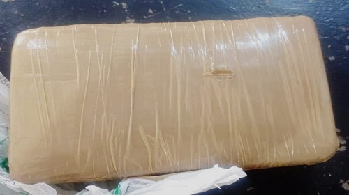 Policiais Militares do 6º Batalhão, em Guajará-Mirim, apreendem 1 kg de droga, na RO 425, distante 25km de Guajará-Mirim, sentido Nova Mamoré. A PM informou que uma guarnição do Batalhão Mamoré visualizou um indivíduo saindo das margens da rodovia com sacolas nas mãos em atitude suspeita Quando a viatura se aproximou para realizar a abordagens, o indivíduo largou o material e correu para uma região de mata. A equipe policial, juntamente com uma guarnição do PATAMO, realizou buscas no local na tentativa de capturar o indivíduo, porém, sem êxito. Dentro de uma das sacolas foi encontrado 1 kg de macononha, diante disso, o material foi entregue a Policia Judiciaria após o devido registro da ocorrência policial. Fonte: P5/6º BPM