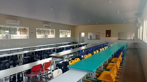 O refeitório é um ambiente de suma importância para a comunidade escolar, onde os estudantes e funcionários podem realizar refeições de maneira adequada, promovendo hábitos alimentares saudáveis. Além de contribuir para a socialização no local, impulsionando habilidades de cooperação e companheirismo. Em 2024, a Escola Municipal de Ensino Fundamental Luiz Perseghini, localizada no município de Candeias do Jamari, ofertará ensino integral. Diante disso, foi solicitado, entre diversos pedidos, a construção de um refeitório para contemplar o aluno com uma boa alimentação. Com a finalidade de assegurar a construção, o deputado estadual Alan Queiroz (Podemos) solicitou a realização de estudos técnicos que incluem a edificação no projeto da escola. O parlamentar ressalta o empenho no progresso educacional de Rondônia e frisou a busca por soluções para aprimorar a escola Luiz Perseghini. De acordo com o deputado Alan Queiroz, a solicitação reafirma o seu compromisso para garantir a construção do refeitório. “Esse pedido de estudos técnicos confirma o meu compromisso com o desenvolvimento educacional e o bem-estar da comunidade escolar. Avançamos juntos para um futuro de oportunidades e qualidade na educação. Em 2024, com a promessa de ensino integral, destaco minha iniciativa para garantir a construção de um refeitório, priorizando a nutrição dos alunos”, disse. Vale ressaltar que a escola possui a maior nota no Índice de Desenvolvimento da Educação Básica (Ideb), com 5, mas precisa oferecer uma estrutura adequada para as refeições, influenciando positivamente no desempenho acadêmico, garantindo que os alunos estejam bem alimentados e prontos para absorver o conhecimento durante as aulas. Portanto, um refeitório bem planejado torna-se um elemento essencial para o bem-estar e o ambiente educacional. Texto: Ian Machado I Assessoria parlamentar Foto: Consed