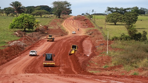 A Assembleia Legislativa de Rondônia aprovou o Projeto de Lei 265/2023, de autoria do Poder Executivo, que destina mais de R$ 85 milhões para obras de estradas no estado. O projeto foi aprovado na sessão ordinária de terça-feira (31). O recurso é proveniente da desvinculação de receita do Departamento Estadual de Trânsito (Detran), que agora será utilizada pelo Departamento Estadual de Estradas de Rodagem e Transportes (DER). O crédito adicional suplementar é no valor de R$ 85.502.791,59. De acordo com o Poder Executivo, o recurso será utilizado na pavimentação asfáltica, drenagem e sinalização de rodovias estaduais, entre elas, na BR-370, conhecida popularmente como Rodovia do Boi, uma via importante para produtores da região. Além disso, o valor deve ser utilizado na construção de pontes, inclusive na estrutura sobre o Rio Jamari, na RO-459. O projeto foi aprovado por todos os deputados presentes e segue para sanção do Executivo. Os parlamentares também aprovaram outros projetos na sessão de terça-feira. Veja as proposições: Projetos de Lei: 195/2023, de autoria do Poder Executivo - autoriza o Poder Executivo a abrir crédito adicional suplementar, por superávit financeiro, até o valor de R$ 532.635,40, em favor da unidade orçamentária Fundo de Apoio à Cultura do Café em Rondônia (Funcafé). 196/2023, de autoria do Poder Executivo - autoriza o Poder Executivo a abrir crédito adicional suplementar, por excesso de arrecadação, até o valor de R$ 388.190,29, em favor da unidade orçamentária Agência Estadual de Vigilância em Saúde (Agevisa). 214/2023, de autoria do Poder Executivo - autoriza o Poder Executivo a abrir crédito adicional suplementar, por superávit financeiro, até o valor de R$ 280.000,00, em favor da unidade orçamentária Agência Estadual de Vigilância e Saúde (Agevisa). 215/2023, de autoria do Poder Executivo - autoriza o Poder Executivo a abrir crédito adicional suplementar, por anulação, até o valor de R$ 1.000.000,00, em favor da unidade orçamentária Secretaria de Estado da Agricultura (Seagri). 217/2023, de autoria do Poder Executivo - autoriza o Poder Executivo a abrir crédito adicional suplementar, por superávit financeiro, até o valor de R$ 268.612,37, em favor da unidade orçamentária Departamento Estadual de Estradas de Rodagem e Transportes (DER). 218/2023, de autoria do Poder Executivo - autoriza o Poder Executivo a abrir crédito adicional suplementar, por anulação, até o valor de R$ 353.980,42, em favor da unidade orçamentária Fundo Estadual de Prevenção, Fiscalização e Repressão de Entorpecentes (Fespren). 219/2023, de autoria do Poder Executivo - autoriza o Poder Executivo a abrir crédito adicional suplementar, por anulação, até o valor de R$1.000.000,00, em favor da unidade orçamentária Fundação Cultural do Estado de Rondônia (Funcer). 224/2023, de autoria do Poder Executivo - autoriza o Poder Executivo a abrir crédito adicional suplementar, por anulação, até o valor de R$ 8.000.000,00, em favor da unidade orçamentária Secretaria de Estado da Justiça (Sejus). 225/2023, de autoria do Poder Executivo - autoriza o poder executivo a abrir crédito adicional suplementar, por anulação, até o valor de R$ 576.268,70, em favor da unidade orçamentária Instituto de Pesos e Medidas do Estado de Rondônia (Ipem). 227/2023, de autoria do Poder Executivo - autoriza o Poder Executivo a abrir crédito adicional suplementar, por superávit financeiro, até o valor de R$ 7.054.239,75, em favor da unidade orçamentária Instituto de Previdência dos Servidores Públicos (Iperon). 234/2023, de autoria do deputado Jean Mendonça (PL) - declara de utilidade pública a Associação de Pais e Amigos dos Excepcionais de Candeias do Jamari/RO - (Apae de Candeias), estado de Rondônia. 240/2023, de autoria do Poder Executivo - autoriza o Poder Executivo a abrir crédito adicional suplementar, por superávit financeiro, até o valor de R$ 700.000,00, em favor da unidade orçamentária Agência de Regulação de Serviços Públicos Delegados do Estado de Rondônia (Agero). 255/2023, de autoria do Poder Executivo - dispõe sobre a transferência de recursos para aumento de capital em favor da Sociedade de Portos e Hidrovias de Rondônia (Soph) e autoriza o Poder Executivo a abrir crédito adicional suplementar, por anulação, até o valor de R$ 8.000.000,00, em favor da unidade orçamentária Secretaria de Estado do Desenvolvimento Econômico (Sedec) dá outras providências. 259/2023, de autoria do Poder Executivo - autoriza o Poder Executivo a abrir crédito adicional suplementar, por anulação, até o valor de R$ 81.000,00, em favor da unidade orçamentária Fundo Estadual dos Direitos da Mulher (FUNEDM). 266/2023, de autoria do Poder Executivo - autoriza o Poder Executivo a abrir crédito adicional suplementar, por excesso de arrecadação, até o valor de R$ 27.563.051,32, em favor da unidade orçamentária Fundo Estadual de Desenvolvimento da Cultura (FEDEC/RO). 267/2023, de autoria do Poder Executivo - autoriza o Poder Executivo a abrir crédito adicional suplementar, por anulação, até o valor de R$ 4.382.444,00, em favor da unidade orçamentária Secretaria de Estado de Obras e Serviços Públicos (Seosp). 268/2023, de autoria do Poder Executivo - autoriza o Poder Executivo a abrir crédito adicional suplementar, por excesso de arrecadação, até o valor de R$ 3.022.339,67, em favor da unidade orçamentária Departamento Estadual de Estradas de Rodagem e Transportes (DER). 269/2023, de autoria do Poder Executivo - autoriza o Poder Executivo a abrir crédito adicional suplementar, por anulação, até o valor de R$ 6.542.678,50, em favor da unidade orçamentária Secretaria de Estado de Obras e Serviços Públicos (Seosp). 270/2023, de autoria do Poder Executivo - altera e acrescenta dispositivos à Lei nº 688, de 27 de dezembro de 1996. As sessões ordinárias acontecem às terças-feiras, às 15h, e às quartas-feiras, às 9h. A população pode acompanhar as sessões presencialmente, ou pelo canal da TV Assembleia, 7.2, ou ainda pelo canal no YouTube. Mais informações acerca dos projetos podem ser encontradas no Sistema de Apoio ao Processo Legislativo (Sapl). Texto: Eliete Marques I Secom ALE/RO Foto: Valdecy Santos I Secom - Governo de Rondônia