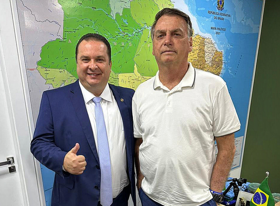 O cenário político de Rondônia esteve em destaque na capital federal na terça-feira (28), quando o deputado Luís do Hospital (MDB) se reuniu com o ex-presidente Jair Bolsonaro e o deputado federal Eduardo Bolsonaro (PL). O encontro, que ocorreu em Brasília, foi marcado por discussões sobre o atual panorama político do estado e pelos planos conjuntos para o futuro. A reunião, que transcorreu em clima amistoso, foi uma oportunidade para o deputado Luís do Hospital expressar sua visão sobre a importância estratégica de Rondônia para o país. Durante as conversas, o parlamentar destacou não apenas as potencialidades econômicas do estado, mas também a relevância de sua posição geográfica e seu papel crucial no desenvolvimento sustentável da região. O ex-presidente Jair Bolsonaro elogiou o comprometimento do deputado Luís do Hospital com os interesses de Rondônia e ressaltou a importância de uma colaboração efetiva entre os representantes políticos para impulsionar o desenvolvimento regional. A força e a importância de Rondônia para o país foram reafirmadas durante a reunião, sinalizando um caminho de cooperação e diálogo contínuo entre os líderes políticos. O compromisso com o desenvolvimento sustentável e o bem-estar da população rondoniense emerge como o pilar dessa parceria promissora para o futuro. Também esteve presente na reunião, o senador da República Jaime Bagattoli (PL) Texto: Rick Silva I Assessoria parlamentar Foto: Arquivo Pessoal