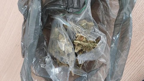 Durante patrulhamento ostensivo na manhã da última quarta-feira, 15, uma guarnição de radiopatrulha da 3ª Companhia PM do 2º Batalhão da Polícia Militar se deparou com dois indivíduos em uma motocicleta. Ao perceber a presença dos militares, a dupla empreendeu fuga pelas ruas da cidade. Diante da atitude dos suspeitos, foi realizado acompanhamento e após os indivíduos passarem por diversas ruas colocando em risco as próprias vidas e a de outras pessoas que trafegavam pela região, os militares perceberam que a dupla dispensou uma sacola. Logo à frente os suspeitos foram abordados e pôde-se constatar que na sacola dispensada havia uma substância esverdeada aparentando ser maconha. Os abordados relataram que residem no município de Jaru e vieram à Estância Turística de Ouro Preto do Oeste para adquirir a droga para consumo próprio. Texto: P5 do 2º BPM | 2º sargento PM Soares Informações e fotos: Boletim de Ocorrência Policial