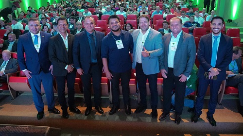 A Assembleia Legislativa de Rondônia (Alero) esteve representada na abertura do Fórum Nacional de Inclusão Financeira e Democratização do Acesso a Crédito, promovido pelo Governo do Estado, executado por intermédio da Secretaria de Estado do Desenvolvimento Econômico (Sedec). O evento ocorreu no Teatro Guaporé, em Porto Velho. O evento contou com a participação do presidente da Alero, deputado estadual Marcelo Cruz (Patriota), além dos parlamentares: Alex Redano (Republicanos), Cássio Gois (PSD), Cirone Deiró (União Brasil) e Ribeiro do Sinpol (Patriota). O fórum tem o objetivo de debater experiências bem-sucedidas além das mudanças, eventualmente, necessárias ao desenvolvimento da indústria de microfinanças no país, especialmente o microcrédito produtivo orientado. O tema assume um protagonismo sem precedentes dentro do contexto que envolve todas as questões estruturais, que possam resultar em maior efetividade no funcionamento de canais responsáveis pela concessão do crédito a empreendedores de pequenos negócios, público historicamente excluído das soluções financeiras oferecidas pelo Sistema Financeiro Nacional. Para o presidente Marcelo Cruz, é essencial o emprego de recursos nos pequenos produtores e empresários com o intuito de potencializar os investimentos em Rondônia. "Ações como essa vão fazer com que muitas empresas possam gerar empregos. Me sinto honrado por integrar esse Governo em conjunto com o governador Marcos Rocha e com o vice-governador Sérgio Gonçalves, que deu voz ao pequeno empresário por meio da Sedec e que pensa em ajudar quem realmente produz em nosso estado", ressaltou. Marcelo Cruz ainda revelou que foi um crédito diponibilizado no início dos anos 2000 que o ajudou como empresário. "Na época, foi um empréstimo no valor de R$ 20 mil que me ajudou a crescer, a empregar e a me tornar um empresário de sucesso. Temos sido exemplo a outros estados de como crescemos e por isso temos tido prosperidade. Por isso que nós, deputados estaduais, temos oferecido nossa contribuição por meio das emendas com a aquisição de maquinários e investimentos para que o pequeno empresário possa crescer cada vez mais em Rondônia", afirmou. O evento iniciou nesta segunda-feira (27) e vai até esta terça-feira (28), contando com lideranças nacionais e especialistas do segmento para debater as tendências do setor e compartilhar suas experiências bem-sucedidas, objetivando a estruturação de uma política de desenvolvimento econômico mais sustentável e inclusiva. Texto: Alexandre Almeida I Secom ALE/RO Fotos: Rafael Oliveira I Secom ALE/RO