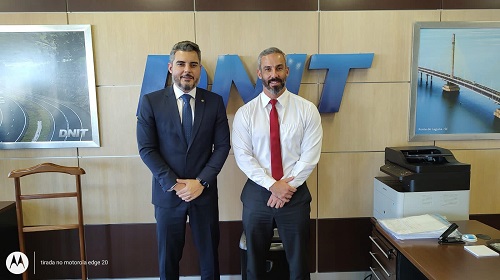 A notícia foi dada pelo deputado federal Thiago Flores em suas redes sociais O deputado federal Thiago Flores (MDB) anunciou hoje (17), em suas redes sociais, que foi assinado o contrato para a construção do Viaduto do Cone Sul, que ficará na intersecção da BR 364 com a BR 435, dando acesso ao município de Colorado do Oeste, em Rondônia. Desde o início do ano, procurado pelos prefeitos e vereadores da região, Thiago tem se reunido com o diretor do DNIT, Fabrício Galvão, para tratar desse assunto e solicitar que a obra seja feita com urgência, já que é um anseio antigo de toda a população. “Em maio, quando os prefeitos falaram comigo, já estive lá no DNIT e pude ver as fotos das obras de recapeamento que já tinham sido retomadas na região, falamos também sobre o viaduto e desde então, essa pauta está na nossa lista de cobranças”, disse o deputado federal Thiago Flores. A assinatura do contrato foi feita nesta terça-feira (14) em solenidade com a presença do ministro dos transportes, Renan Filho, e tem um prazo de execução de aproximadamente 548 dias. A obra terá 1.40km de extensão e estará a cargo do DNIT, sob a coordenação da Superintendência Regional DNIT/RO. Essa obra será feita sobre a BR-364 dando acesso seguro aos municípios de Colorado do Oeste, Cerejeiras, Cabixi, Corumbiara e Pimenteiras do Oeste. “Quando estive no programa do Noel, logo no início do mandato, falamos sobre esse assunto e me comprometi com todos da região que faria de tudo para que assinamos a ordem dessa obra ainda este ano”, reforçou Thiago Flores. FONTE: ASCOM - Thiago Flores