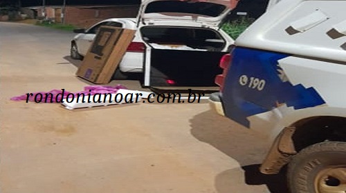 Na noite desta quarta-feira(08/11) após abordagem em veículo no condomínio orgulho do madeira na zona leste de Porto Velho -RO, dois suspeitos são presos com duas TV’s. A policia militar abordou um veiculo de aplicativo e dentro do veiculo foi encontrada duas TV’s sendo uma de 50 e outra de 60 polegadas o suspeitos disse que teria comprado os equipamentos, o motorista do veiculo disse que estava apenas fazendo uma corrida. Em seguida seguiram ao ramal maravilha e prenderam um homem de 58 anos e mais duas TV’s sendo duas de 50 polegadas. Os dois suspeitos foram encaminhados a central de flagrantes. Fonte: rondonianoar.com.br