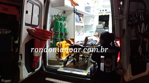 No inicio da madrugada da quarta-feira (06/12) um homem identificado por Aramis de 24 anos foi baleado na rua Delegado Mauro dos Santos (RUA 12) Bairro: Agenor de Carvalho, zona leste de Porto Velho-RO. A vitima estava caminhando quando foi abordada por um motorista de um veiculo que efetuou vários disparos de arama de fogo, aramis foi atingido nas costas e pernas, sendo que conseguiu corre e pedir socorro na rua arruda forte cabral (rua11), o autor dos disparos fugiram do local. A vitima foi socorrida pelo o SAMUR, e encaminhado ao JP II. Fonte: rondonianoar.com.br