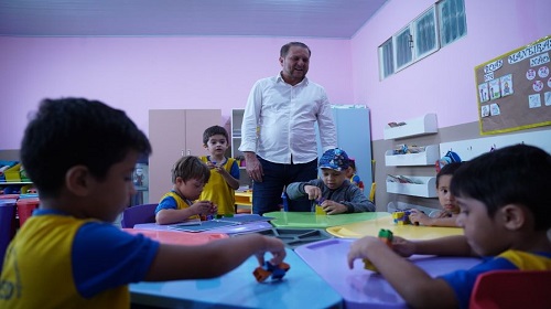 O deputado estadual Cirone Deiró (União Brasil) realizou na última quinta-feira (30) a entrega de aparelhos tecnológicos e mobiliário planejado na Escola Municipal de Educação Infantil e Ensino Fundamental Dr. Tancredo de Almeida Neves, em Porto Velho. A ação foi iniciada com aula inaugural para os alunos com a apresentação das novas tecnologias, garantindo um fator que pode fazer a diferença na preparação para o ensino fundamental. Foram entregues um notebook para cada professor, tablets aos alunos além de um carrinho inteligente para aprimorar o trabalho de aprendizado realizado pelos professores. Para a diretora da escola, Mirian Pereira da Silva, o recurso otimizou o trabalho realizado pelos professores junto aos alunos. “Agradeço ao deputado Cirone Deiró por abrir os caminhos, acreditar no nosso projeto e fazer com que esse investimento pudesse chegar em nossa escola. Hoje em dia todas as crianças sabem mexer com celular e temos uma realidade diferente onde contamos com um carrinho que carrega as baterias e faz o armazenamento dos tablets, promovendo a satisfação no trabalho pela inovação tecnológica em conjunto com as turmas”, frisou. A representante da Semed (Secretaria Municipal de Educação), Lucibet Vincentin, fez um agradecimento especial ao parlamentar pelo incentivo dado à Educação Infantil da capital. "Quero parabenizar a diretora Mirian e agradecer a parceria do deputado Cirone que se colocou à disposição para que esse projeto se tornasse realidade, promovendo a inserção da tecnologia para as nossas crianças, oportunizando as crianças esse acesso, aprimorando o aprendizado e transmitindo os conhecimentos inclusive para o seus pais”, acrescentou. Para a professora da escola, Joana Paula, a criação do laboratório mirim contribui diretamente na disseminação de conhecimento dos alunos. “Se tornou ainda mais fácil trabalhar com as crianças pois as aulas são mais ilustrativas, em tempo real, e com acesso à internet. Quanto ao sistema de inclusão, este ficou se tornou ainda mais consolidado pois as crianças estão brincando e aprendendo por meio das novas tecnologias, contribuindo no processo de aprendizagem”, afirmou. O deputado Cirone Deiró ficou satisfeito pelo projeto já ter sido implantado pela escola, contribuindo com o aprendizado das crianças. “Estou feliz de ver o recurso bem empregado com um mobiliário bem feito e a tecnologia implantada em conjunto com os ensinamentos dos professores, proporcionando investimentos para que as nossas crianças possam ter qualidade no processo de alfabetização”, destacou. Ainda de acordo com Cirone Deiró, a expectativa é que a partir do ano que vem seja implantado o Plano de Ação para a Educação Inclusiva pelo Governo do Estado de Rondônia, projeto elaborado com base em auditoria realizada pelo Tribunal de Contas (TCE-RO), a pedido do parlamentar, contando com ações em conjunto das Secretarias de Estado da Educação (Seduc), da Saúde (Sesau) e da Assistência e do Desenvolvimento Social (Seas). “Estamos comprometidos com ações que promovam a inclusão escolar dos nossos alunos e é encorajador saber que Rondônia está trabalhando para ter uma política educacional inclusiva com o objetivo de sermos referência nacional em um futuro próximo, aprimorando os atendimentos na educação especial em nosso Estado”, encerrou. Texto: Alexandre Almeida I Secom ALE/RO Fotos: Rafael Oliveira I Secom ALE/RO